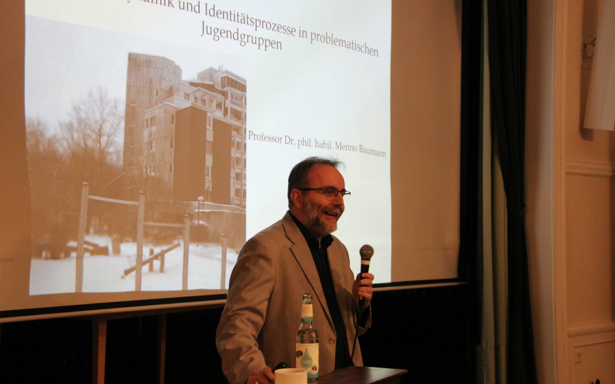  Prof. Baumann während seines Vortrages in der Kulturvilla Mettmann. 
