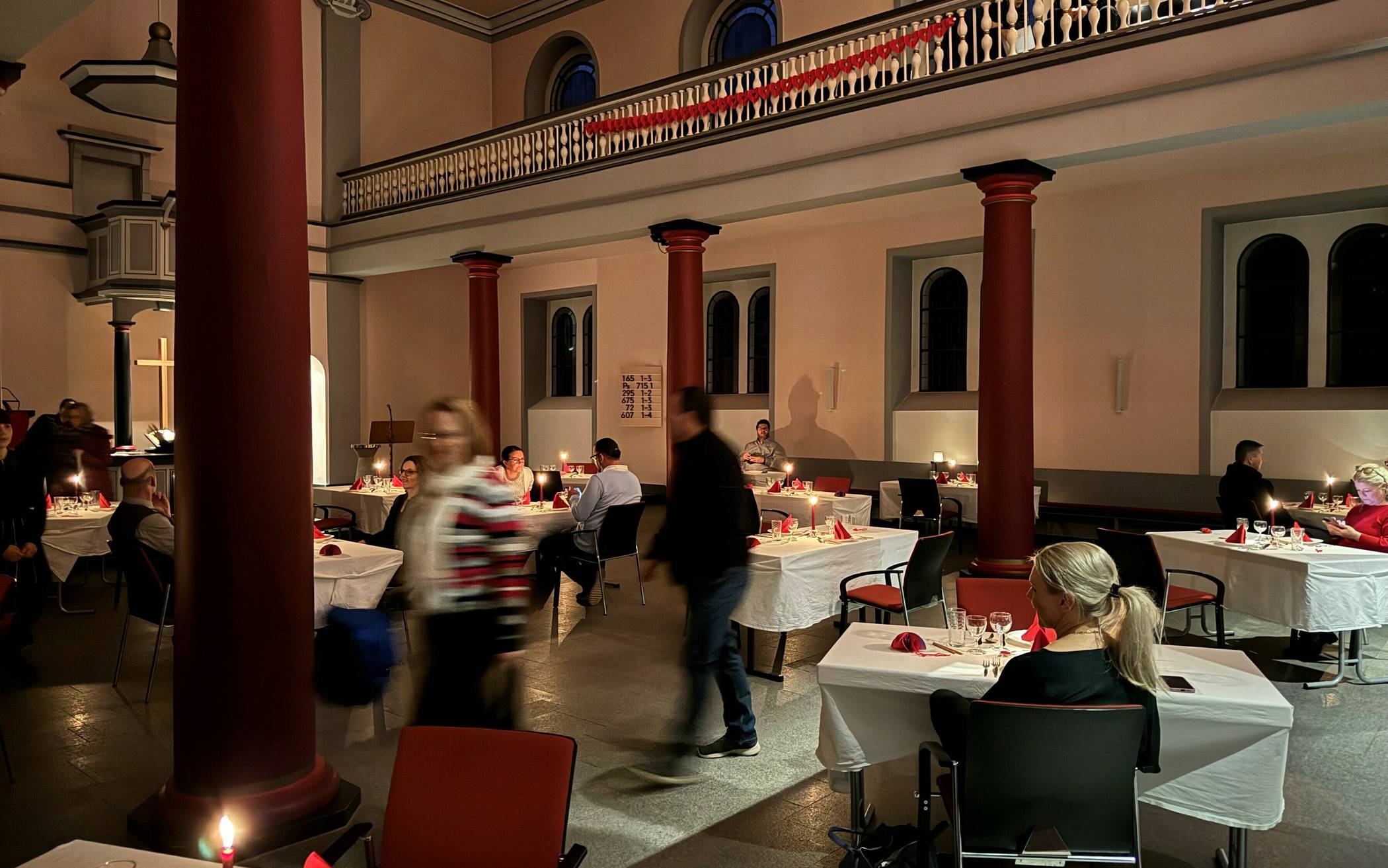 Im Kirchenschiff der Evangelischen Kirchengemeinde waren die Tische für die Gäste aufgestellt.