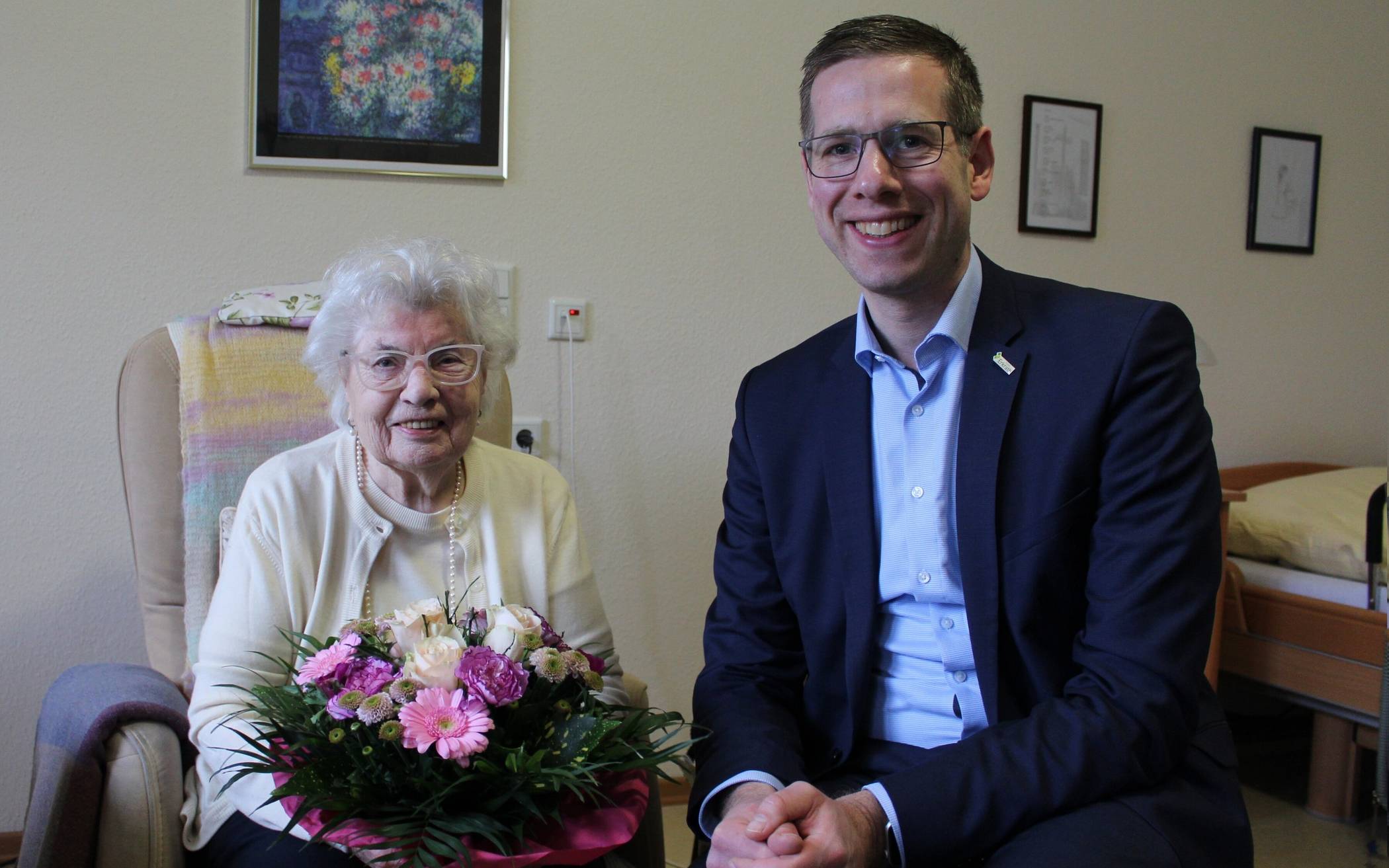 Margerete Hellmann feierte ihren 100. Geburtag. Bürgermeister Christoph Schultz gratulierte.