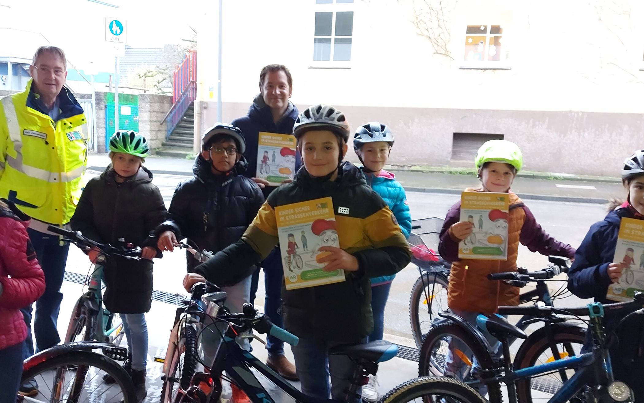  Konrektor Benjamin Lonnemann, Uwe Zimmermann, Geschäftsführer Kreisverkehrswacht Mettmann, und Schüler der Katholischen Grundschule Mettmann. 