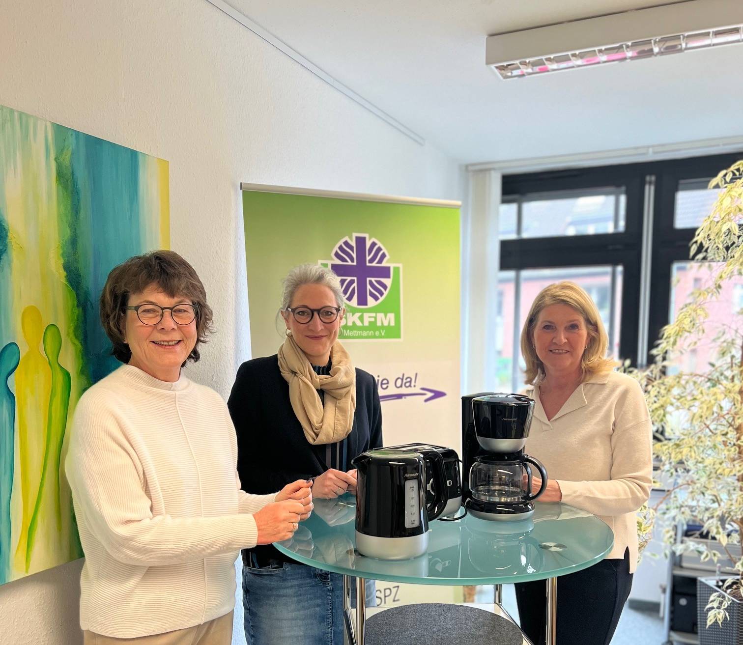 Annegret Wahlers (l.) und Ulrike ter Glane (r., beide Inner Wheel)) nehmen Eva-Maria Düring (SKFM) in die Mitte.