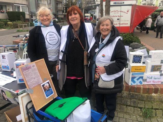 Omas gegen Rechts auf dem Wochenmarkt in Erkrath unterwegs