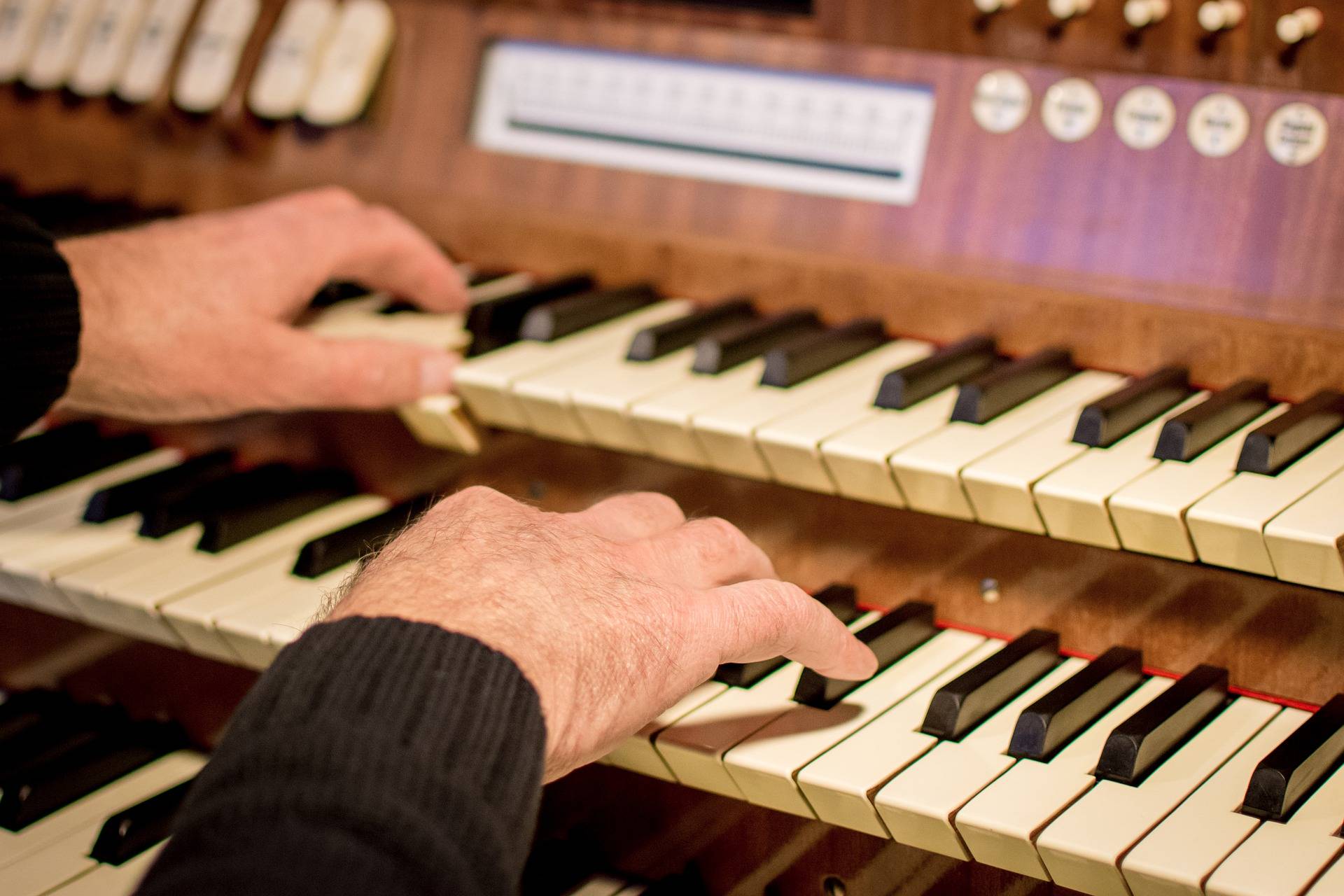 Klavier und Orgel in der Kirche​