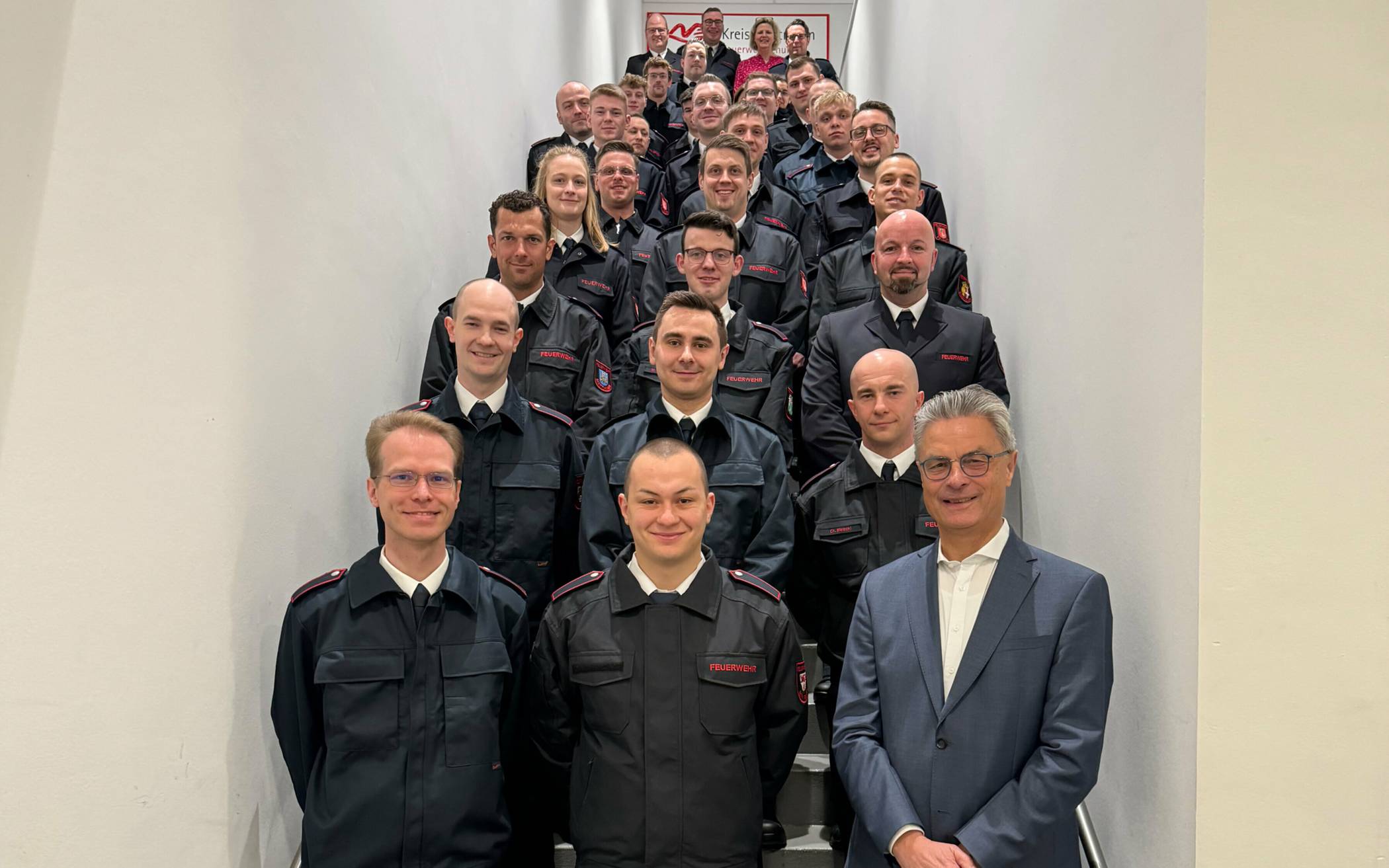  Gruppenfoto vom neuen Lehrgang; vorne rechts: Ordnungsdezernent Nils Hanheide. 