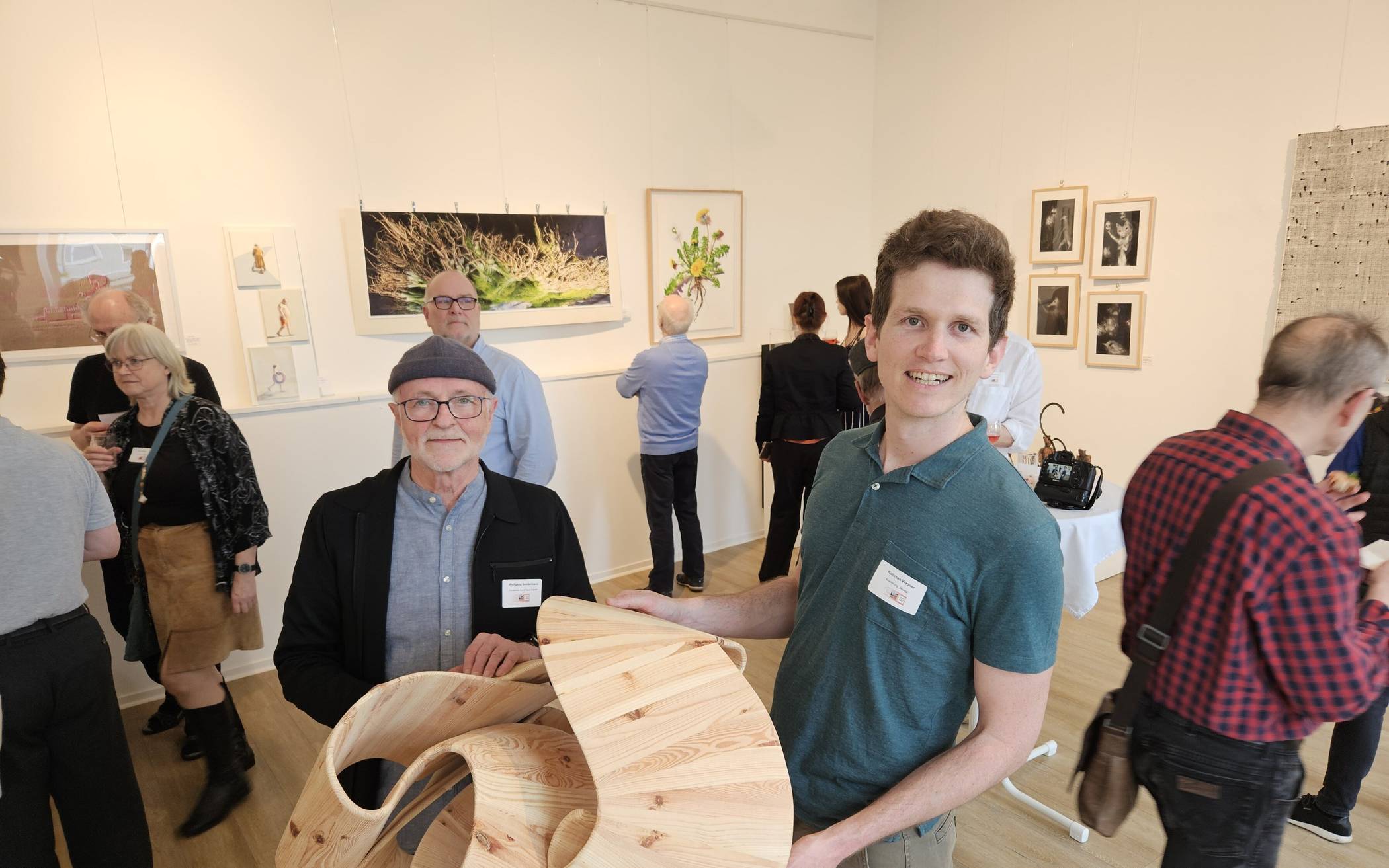 Jurypreisträger 2024 Koloman Wagner (li.) zsammen mit seiner Holzskulptur und Kunsthaus-Chef Wolgang Sendermann während der Ausstellungseröffnung.
