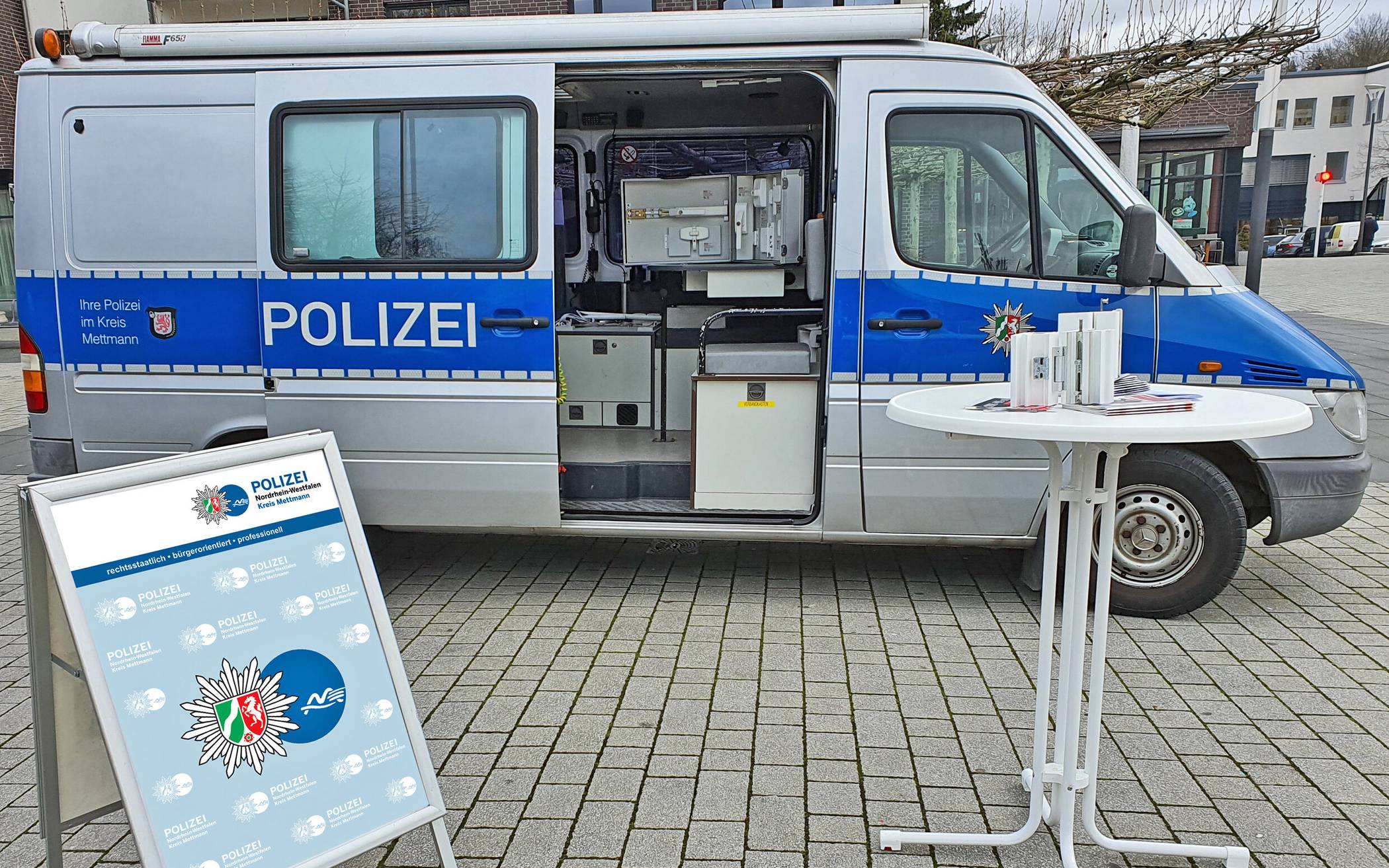 Die Kriminalprävention berät am Info-Mobil