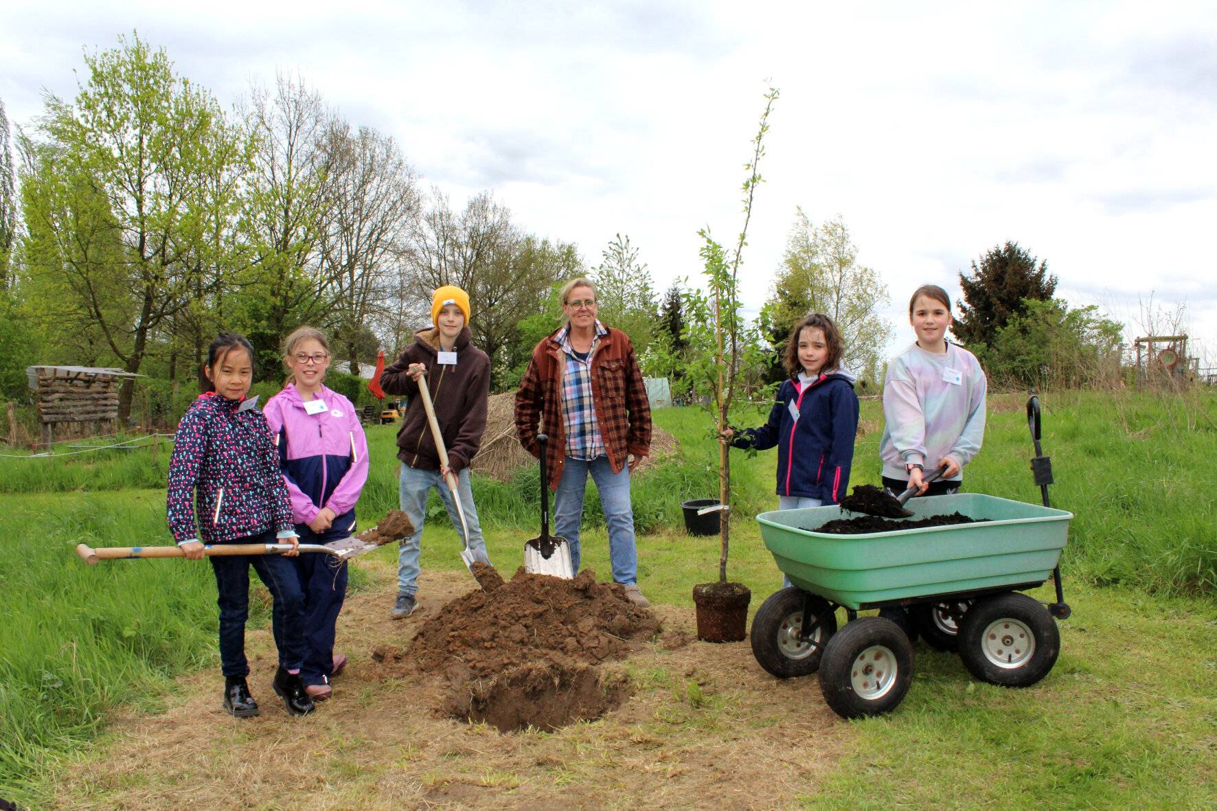 Kinderparlament pflanzt Obstbaum im Naturschutzzentrum