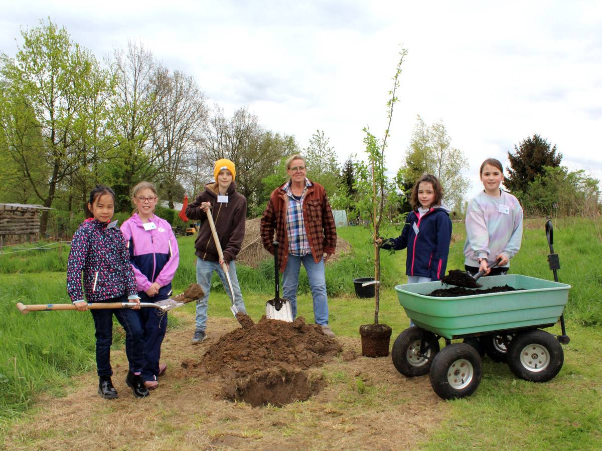 Kinderparlament pflanzt Obstbaum im Naturschutzzentrum