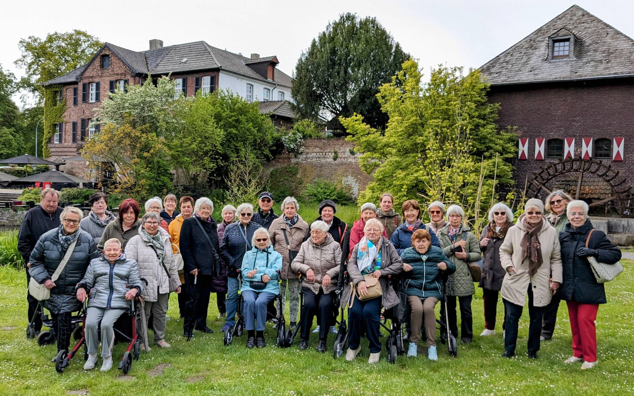 Johanniter Begegnungsstätte Alt und Jung auf Spargel-Tour