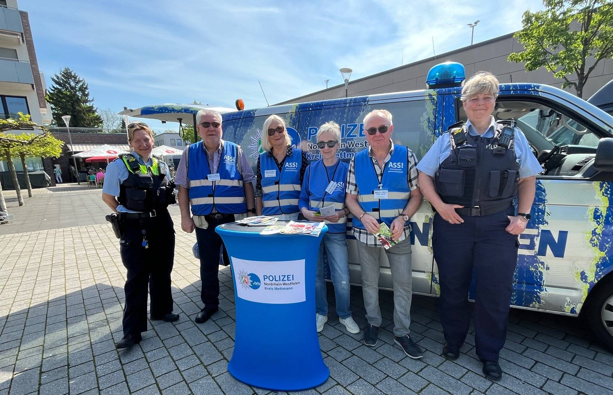 Bezirksdienstbeamtinnen berieten am „Streifen"-Wagen