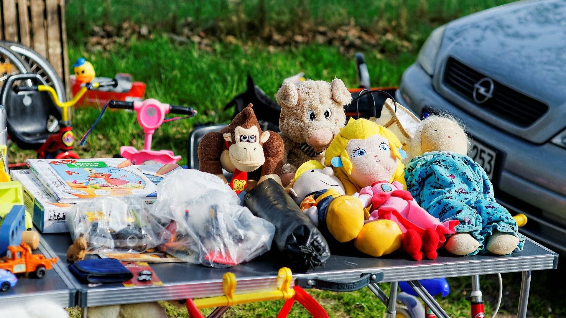 Shoppen und spielen beim Feierabend-Flohmarkt