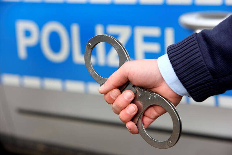 Symbolbild: In der Nacht zu Donnerstag, 9. Mai 2024, konnte die Polizei dank eines couragierten Zeugen, einen Dieb auf frischer Tat festnehmen.