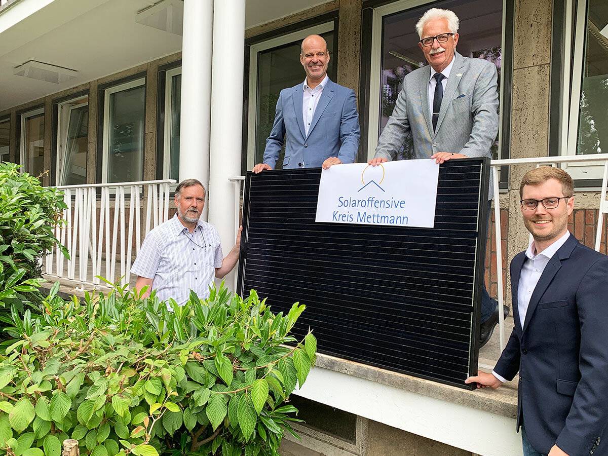  (v.l.): Dr. Hermann-Josef Waldapfel (Klimaschutz-Koordinator), Dr. Stephan Kopp (Technischer Dezernent), Landrat Thomas Hendele und Dr. Sebastian Kock (Klimaschutzmanager) zeigen eine Stecker-PV-Anlage. 