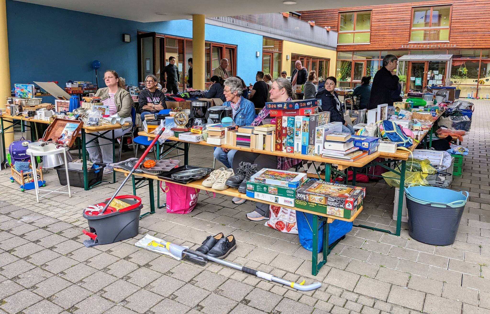 Bei den bunt bestückten Trödelständen rund