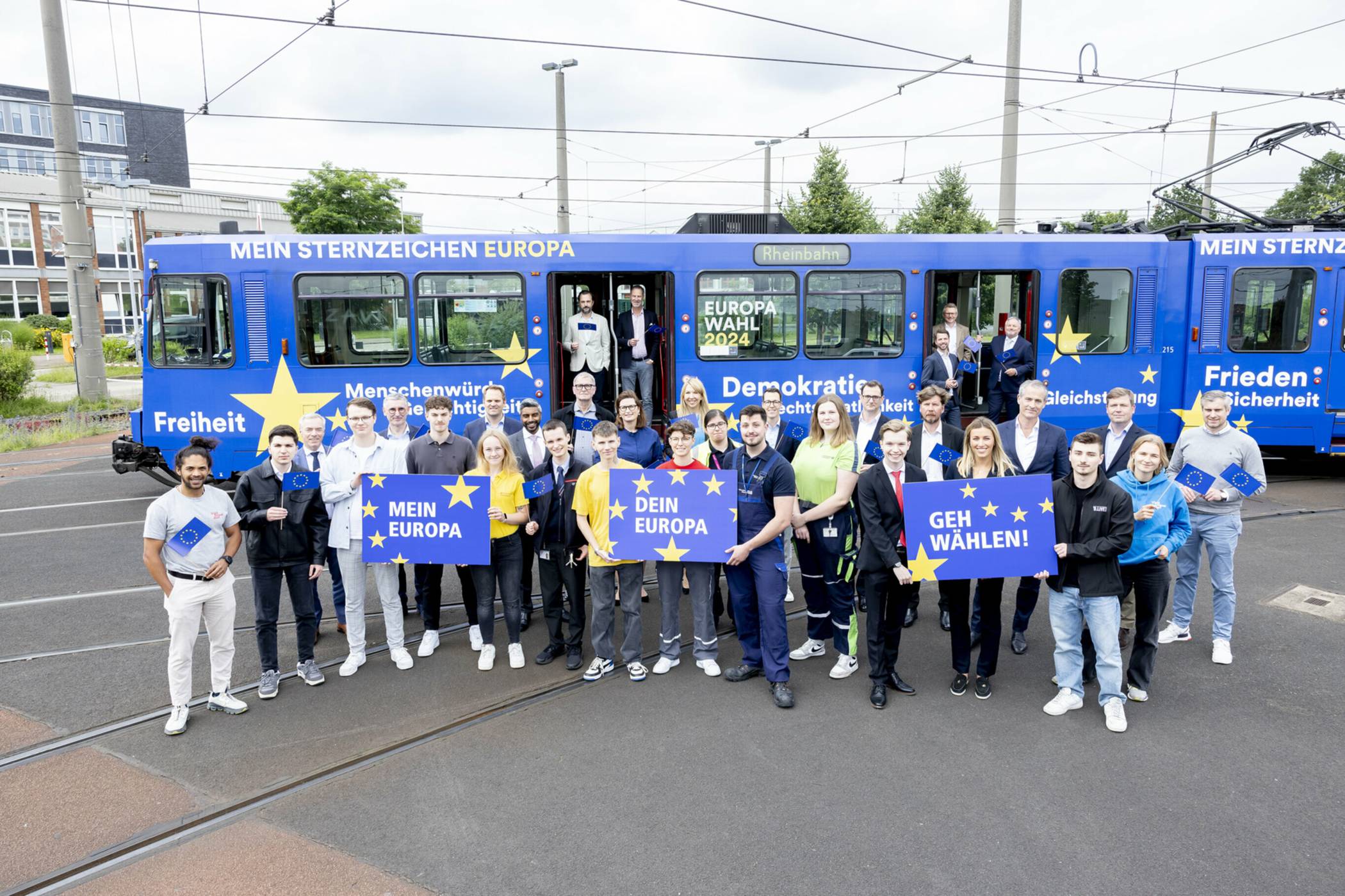 Setzen sich mit ihren jungen Mitarbeitenden für die Europawahl ein: Christoph Schlupkothen (Bädergesellschaft Düsseldorf), Dr. David Rüdiger (Connected Mobility Düsseldorf), Timo Skrzypski (D.LIVE), Pradeep Pinakatt (Düsseldorf Airport), Frank Schrader (Düsseldorf Marketing), Thorben Meier (Düsseldorf Marketing), Ole Friedrich (Visit Düsseldorf), Jens Ihsen (Visit Düsseldorf), Manfred Kornfeld (IDR), Ekkehard Vinçon (IDR), Annette Grabbe (Rheinbahn), Michael Richarz (Rheinbahn), Stefan Dahm (Stadtsparkasse Düsseldorf), Julien Mounier (Stadtwerke Düsseldorf), Dr. Charlotte Beissel (Stadtwerke Düsseldorf), Klaus Feldhaus (SWD), Michael Becker (Tonhalle Düsseldorf) und Burkhard Scheuer (Tonhalle Düsseldorf).