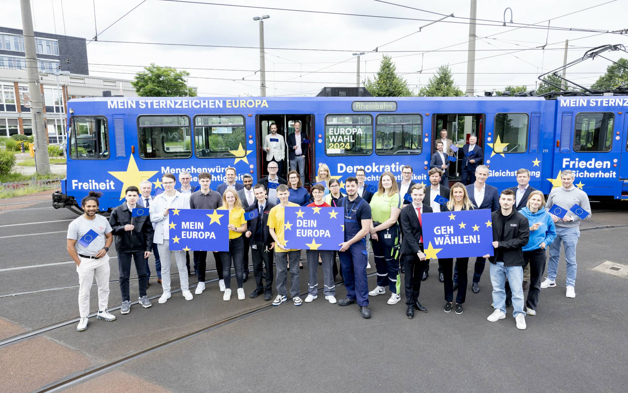 Setzen sich mit ihren jungen Mitarbeitenden