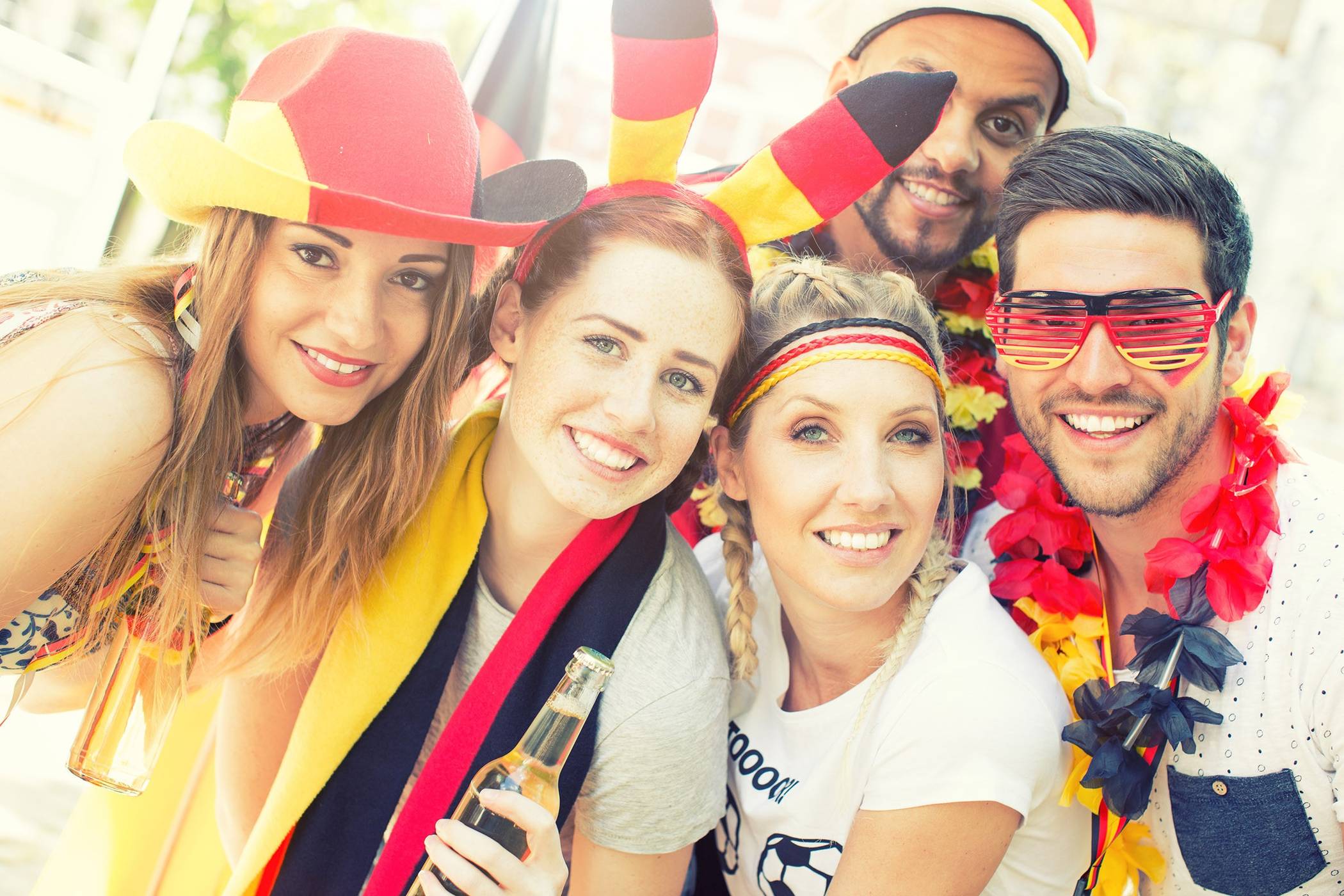 Ob Public Viewing oder vor dem heimischen Fernseher: Die Gesundheits-Tipps der Apotheken helfen, fit durch die EM zu kommen.