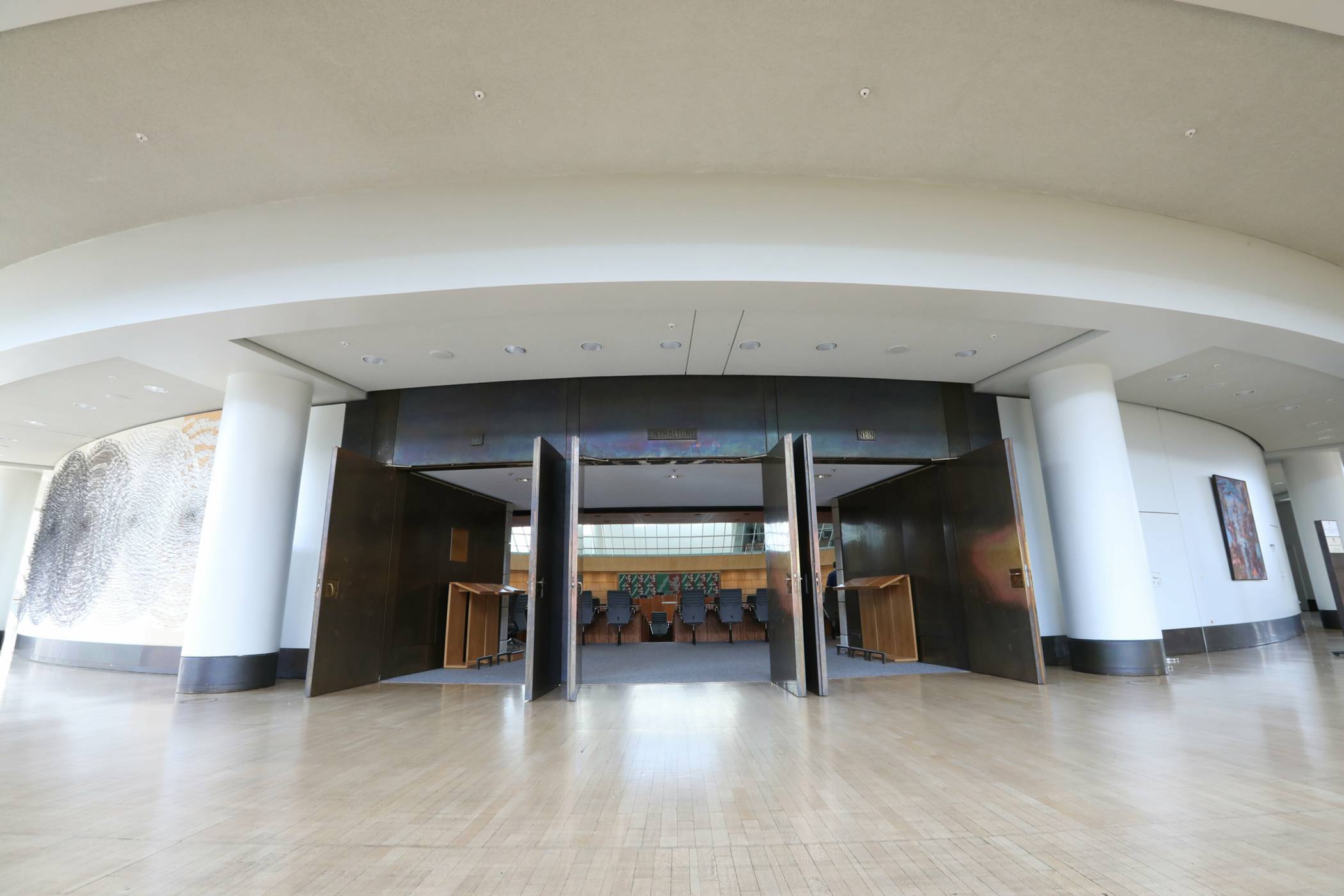  Eingang zum Plenarsaal. 
