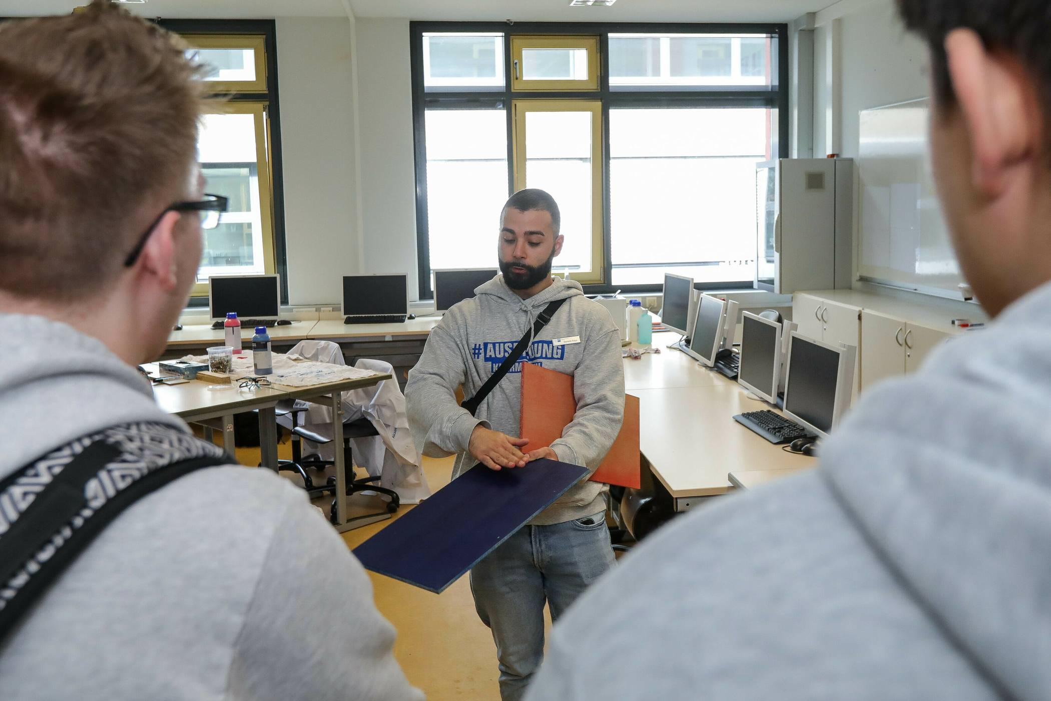  Dominik Kaya, Ausbildungsbotschafter der IHK Düsseldorf bei der diesjährigen "Olympiade der Berufe" im Berufskolleg Neandertal Mettmann. 