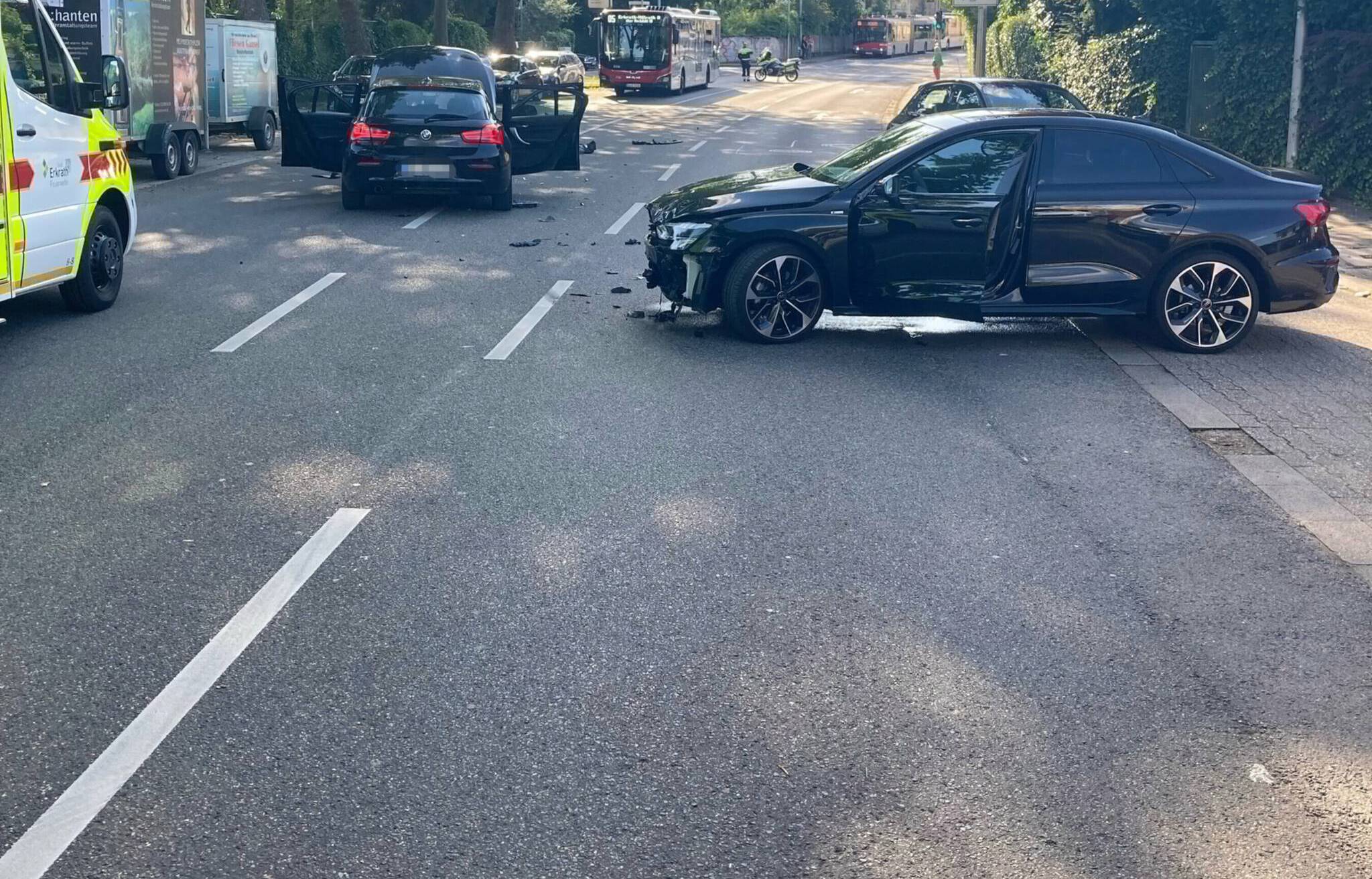 Am Donnerstagabend, 4. Juli 2024, wurde gleich mehrere Fahrzeuginsassen bei einem Verkehrsunfall zum Teil schwer verletzt.