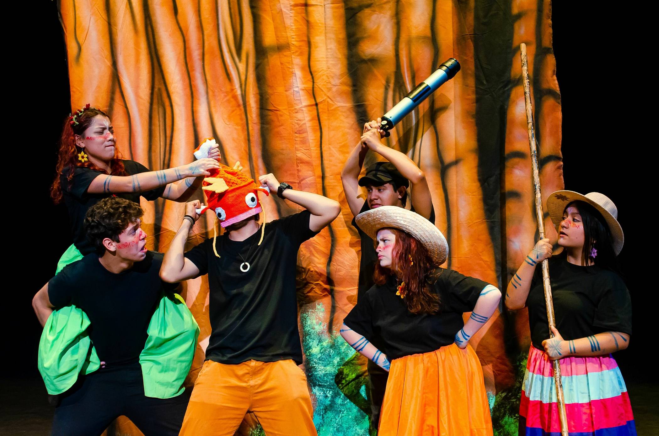 Das Zirkus- und Theaterprojekt Elenco Nacional de Artes Escénicas veranstaltet in den Sommerferien einen Workshop für Kinder und Jugendliche im Kinderhaus   Sandheide.