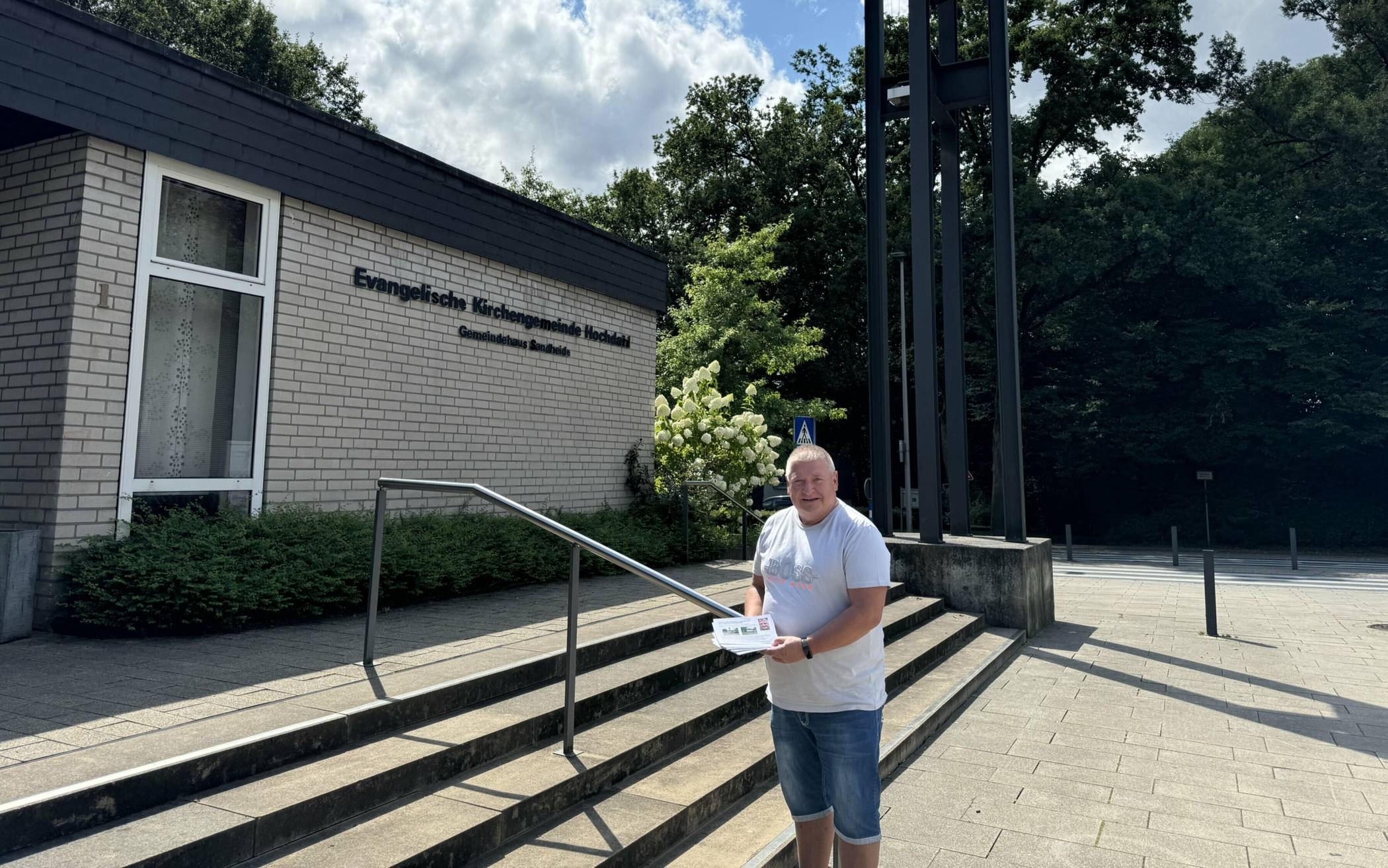 Peter Urban (SPD) vor dem evangelischen
