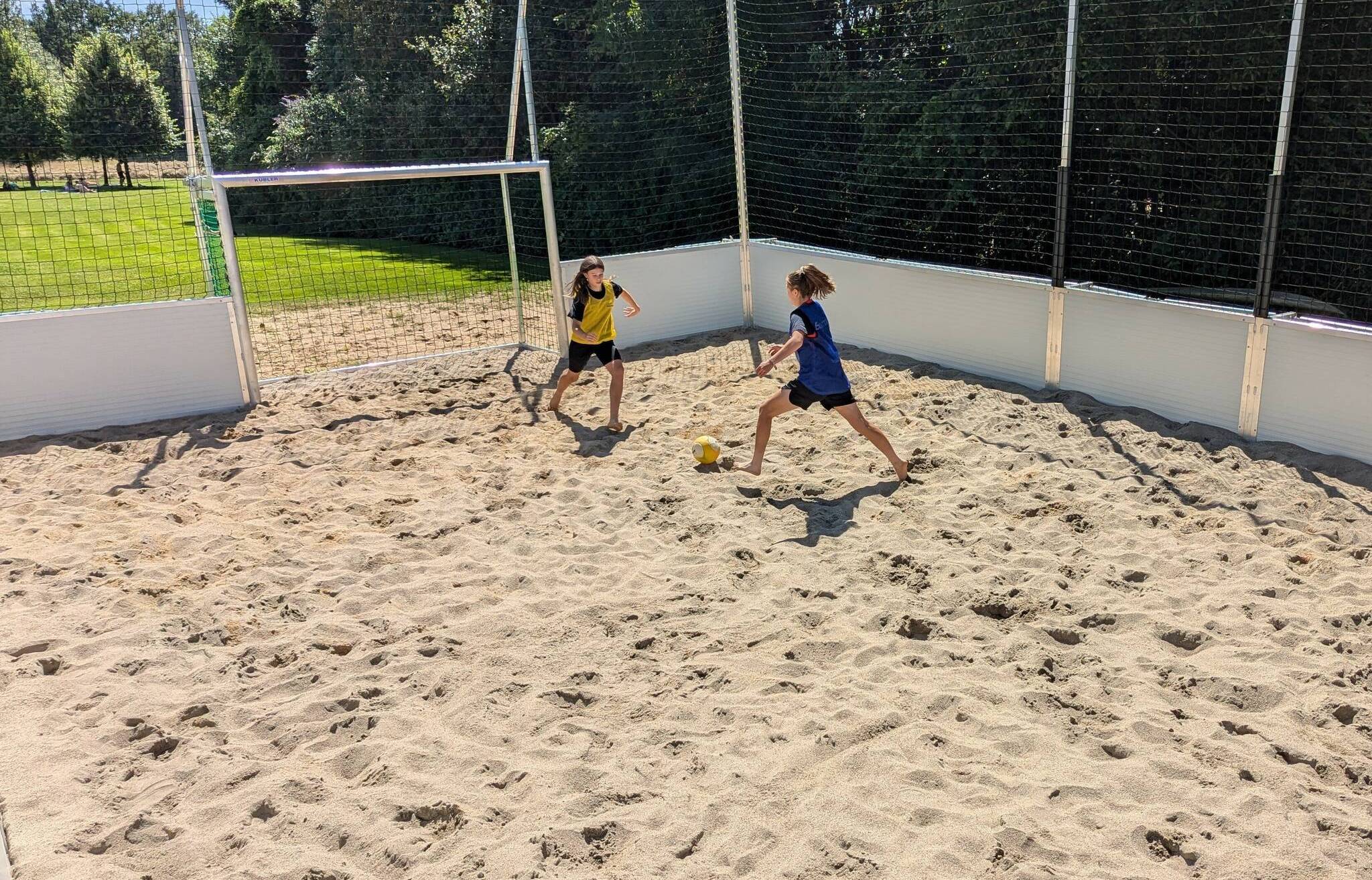 Der neue Beach-Fußballplatz im Außenbereich des Neanderbades lädt ein zu sportlichen Leistungen.