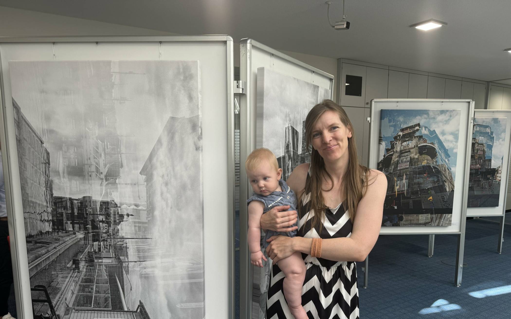 Fotografin Daniela Günzel zusammen mit Töchterchen Clara (8 Monate) während der Ausstellungseröffnung in der Kreissparkasse Düsseldorf.
