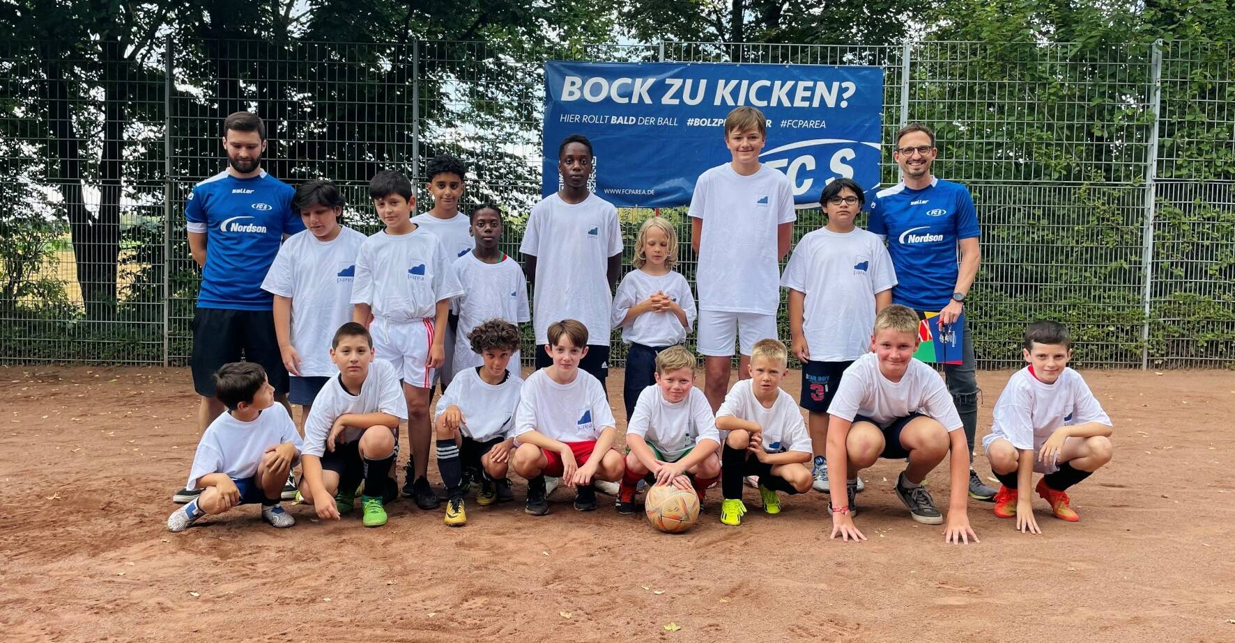 Insgesamt 16 fußballbegeisterte Kinder kamen zum Bolzplatz an der Adalbert-Stifter-Straße in Unterfeldhaus. 