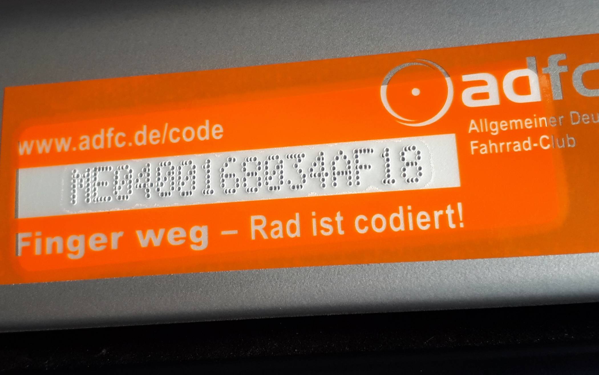 ADFC Erkrath codiert Fahrräder auf dem Erkrather Feierabendmarkt