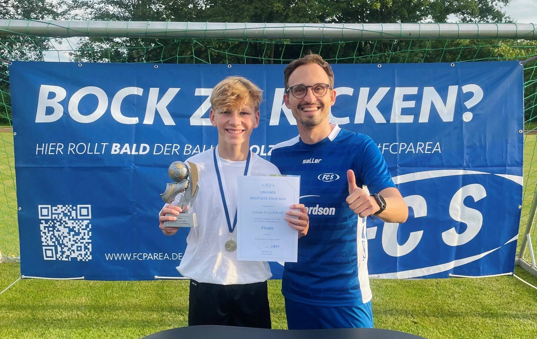  Bolzplatzkönig Lasse (li.) zusammen Initiator und Projektleiter Thomas Laxa.  