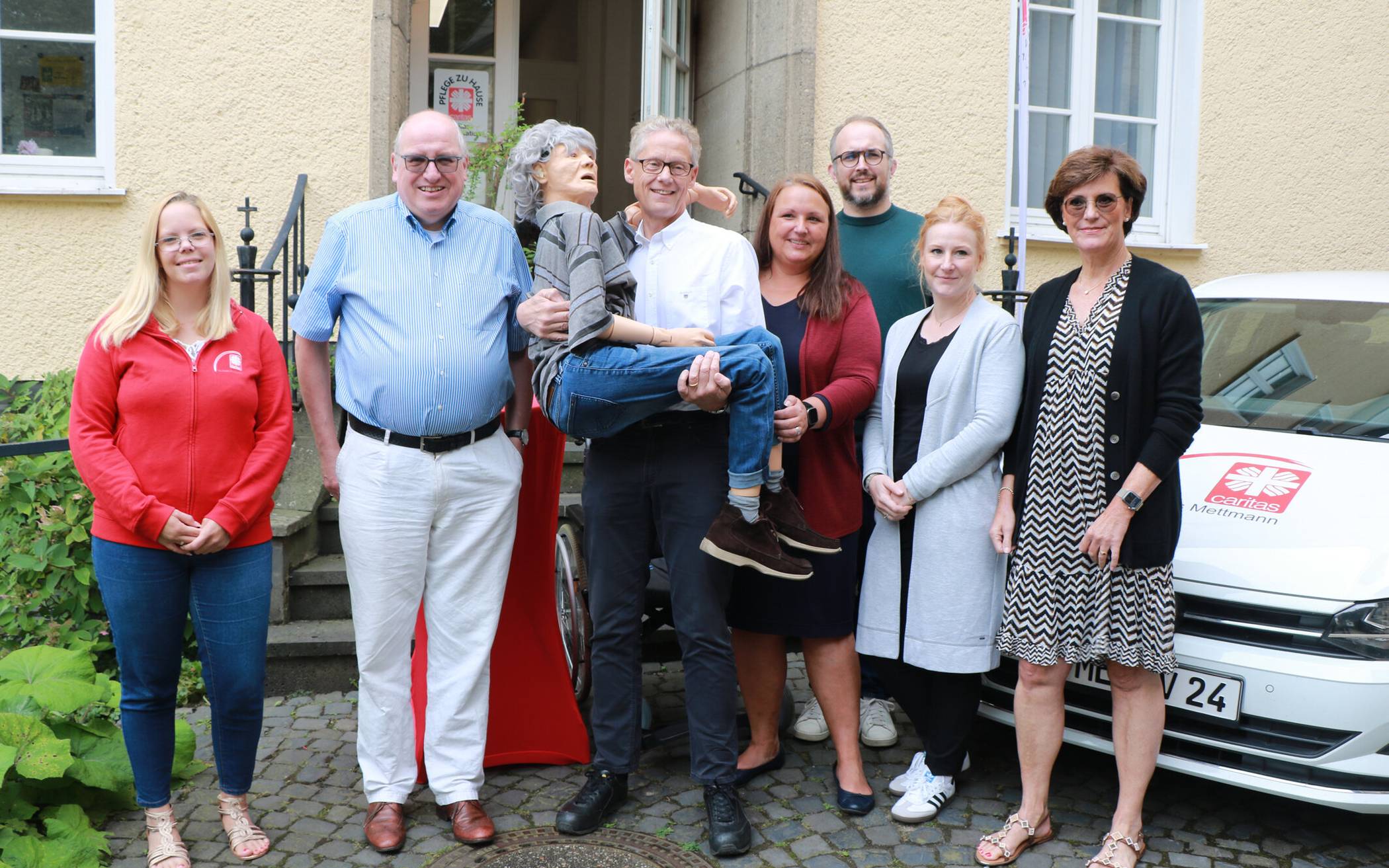 Übergabe der Pflegepuppe "Geri": v.l. Veronika