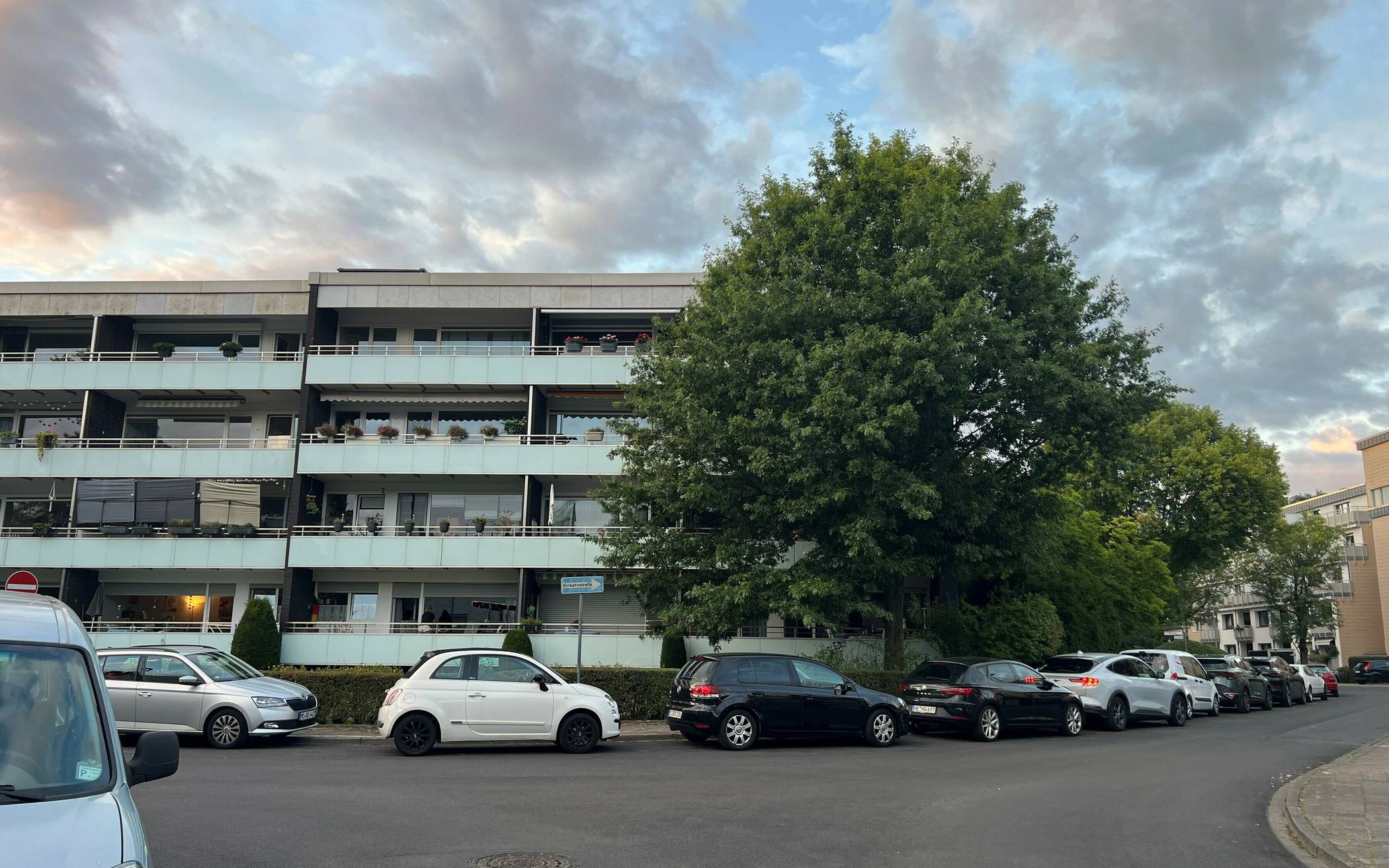 Die Parkplatz-Situation in der Schinkelstraße ist jetzt schon angespannt. Demnächst könnte es noch weniger Parkraum geben.