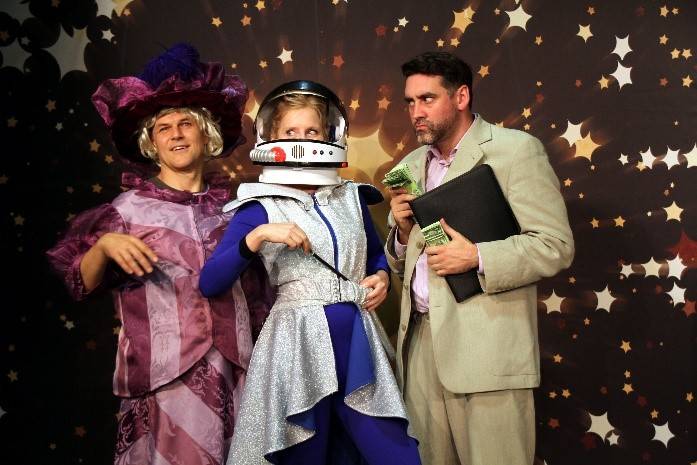  Am Donnerstag, den 14. November, wird es beim Kindertheaterstück „Weihnachten auf der Erde“ um 16 Uhr in der Stadthalle Erkrath ganz weihnachtlich. 