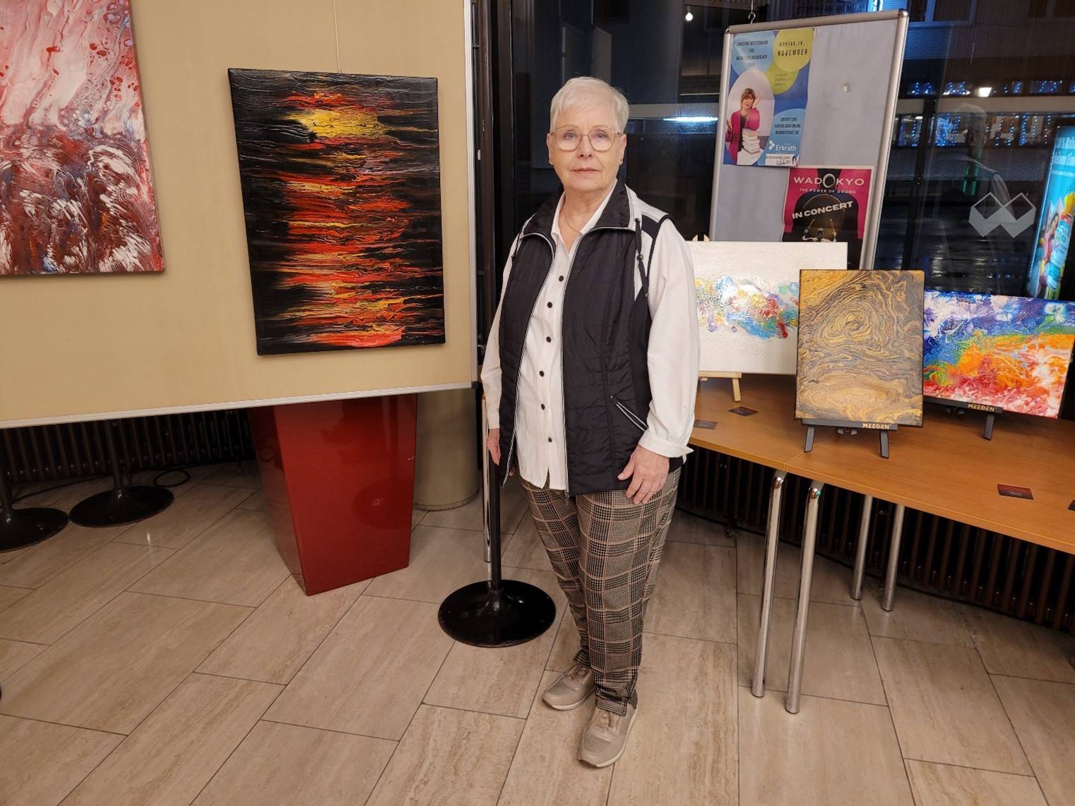  Kulturpause im Foyer der Stadthalle mit der Künstlerin Erna Rühr. 