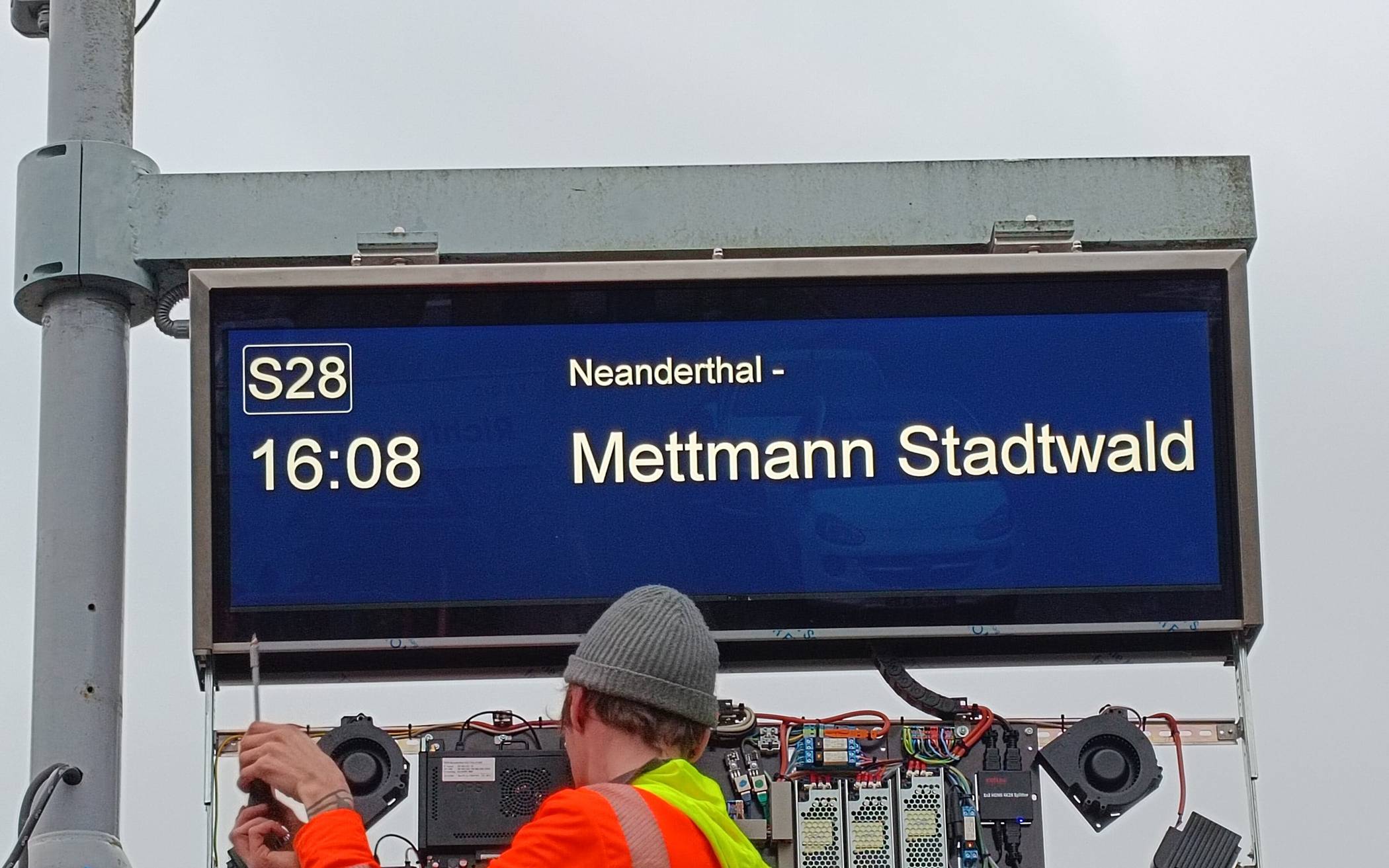 Neue digitale Anzeiger an den Haltestellen der Regiobahn