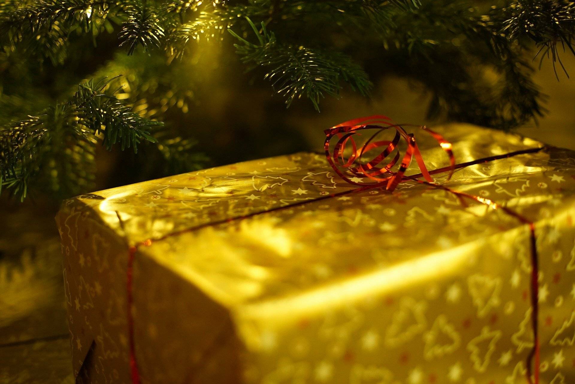 Pakete schnüren für Weihnachten