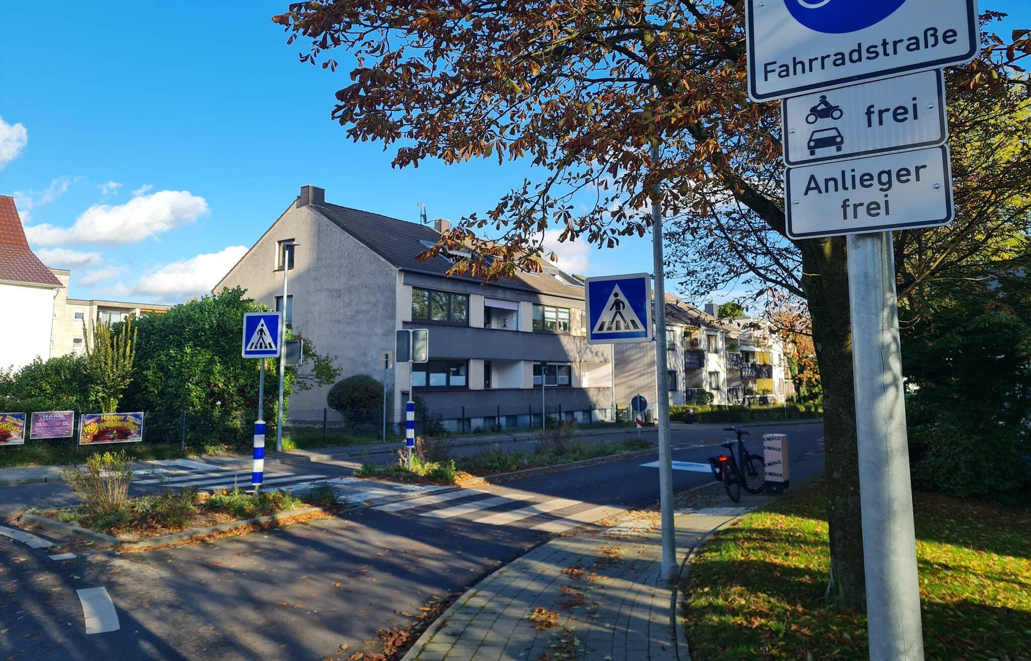 Fahrradstraße Millrather Weg - Einfahrt West am Kreisverkehr.