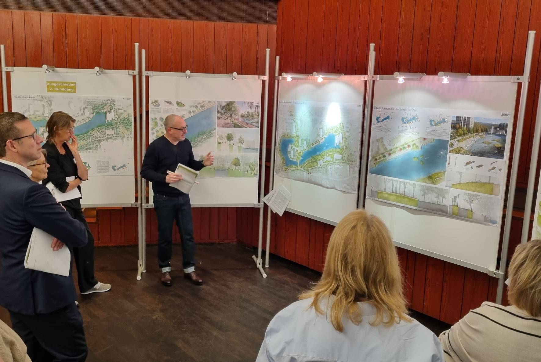 In der finalen Preisgerichtssitzung stellte das Preisgericht – bestehend aus Fachpreisrichtern der Landschaftsarchitektur und Stadtplanung sowie Sachpreisrichtern aus der lokalen Politik – die eingereichten Vorschläge zur Neugestaltung des Stadtweihers vor und kürte die drei besten Entwürfe.