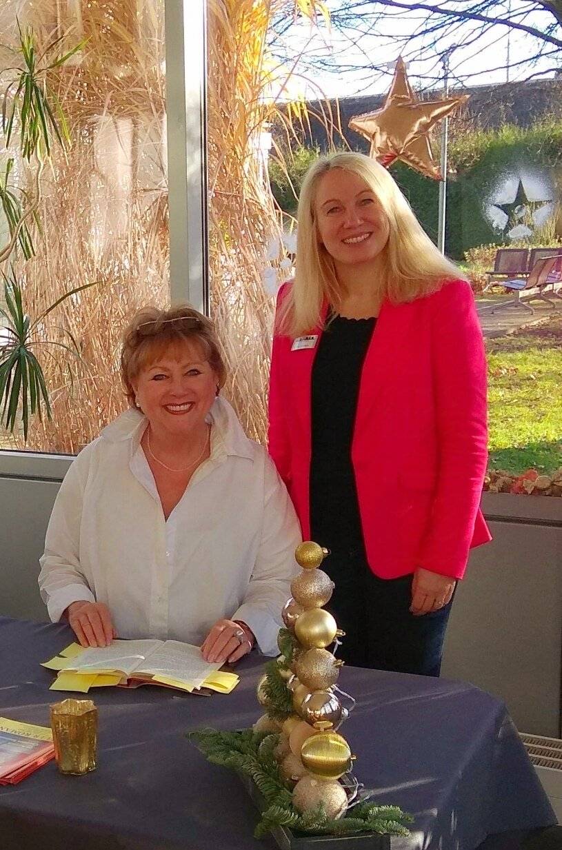 Autorin Claudia Birkheuer (sitzend) und Bereichsleiterin