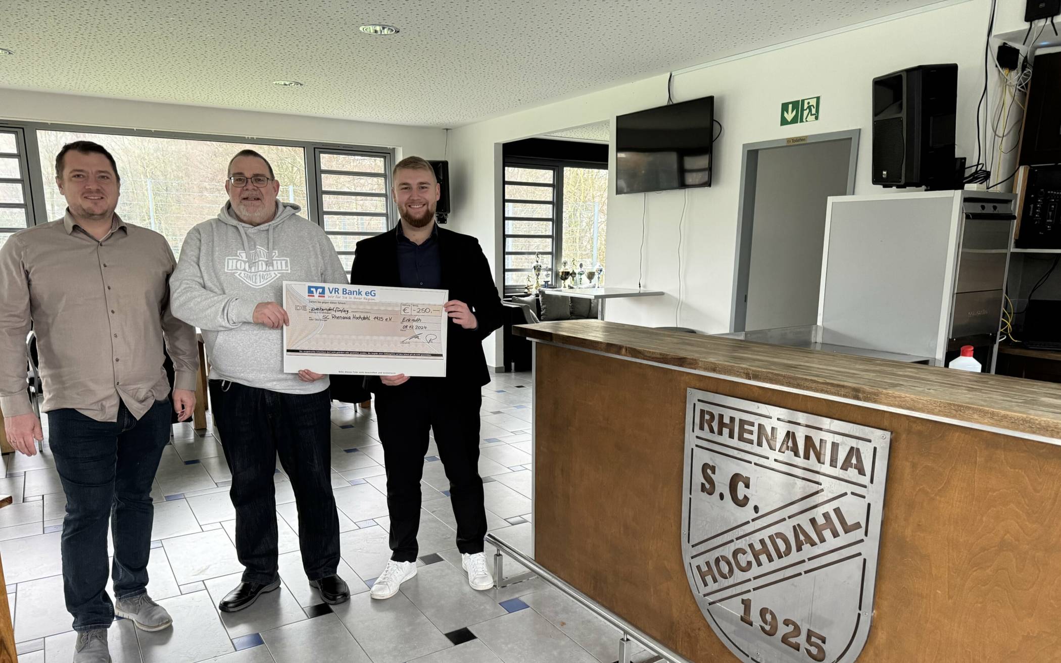 Die VR-Bank sammelte Geld für den guten Zweck und es kamen dabei nun 250 Euro zusammen, die an den SC Rhenania gingen: (v.li.) Alexander Rusche (Regionalmarktleiter VR Bank), Ralf Stumpe (erster Kassierer SC Rhenania) und  Philip Verneville (Mitarbeiter bei der VR-Bank) bei der offiziellen Spendenübergabe im Hochdahler Vereinsheim.