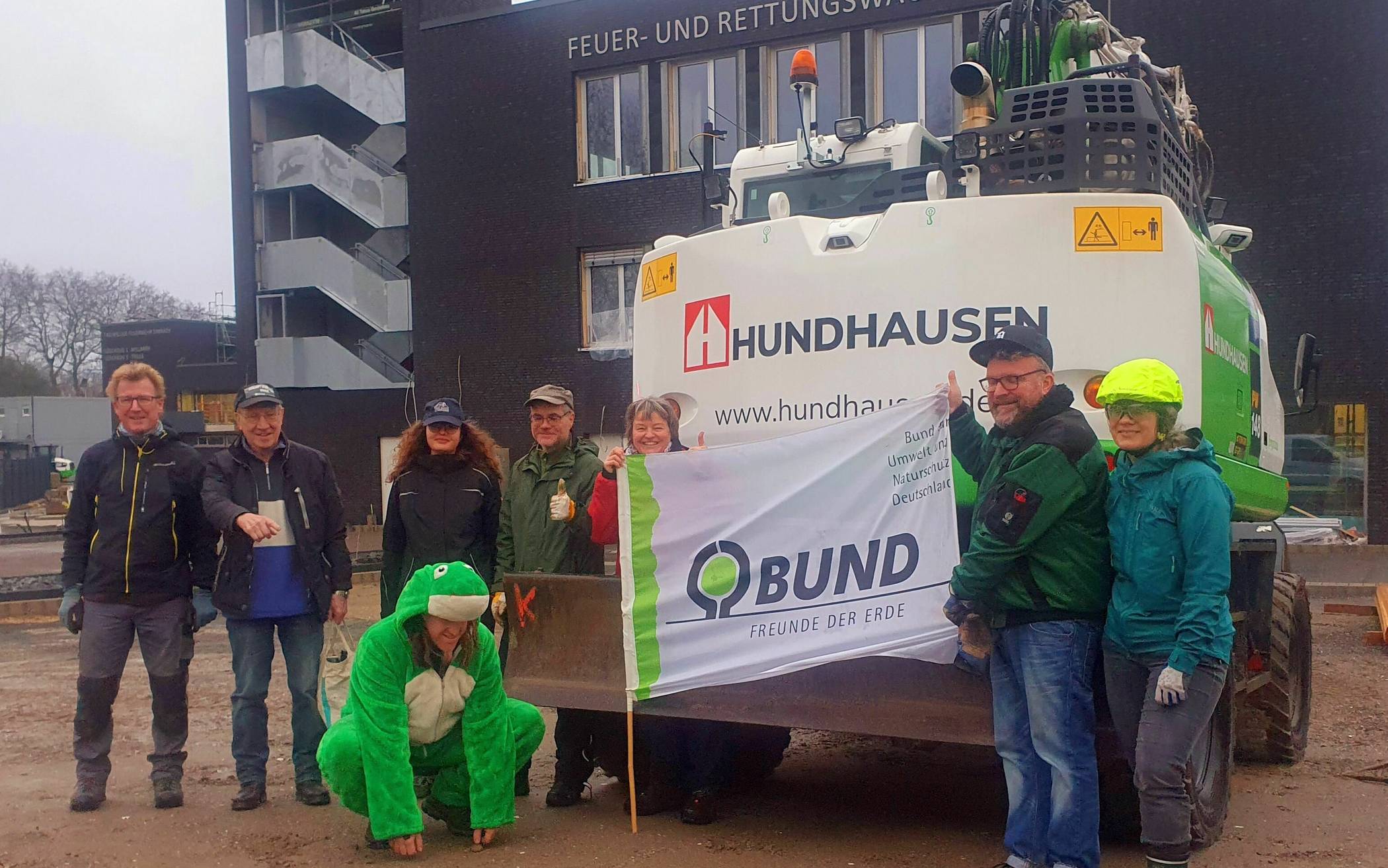 Die Umwelt-Aktiven vor ihrem Einsatz am Samstag vor der neuen Feuerwache in Erkrath. Der anwesende "Frosch" hat sich vom ordnungsgemäßen Zustand des Zauns überzeugt und beim anschließenden Abbau tatkräftig geholfen.