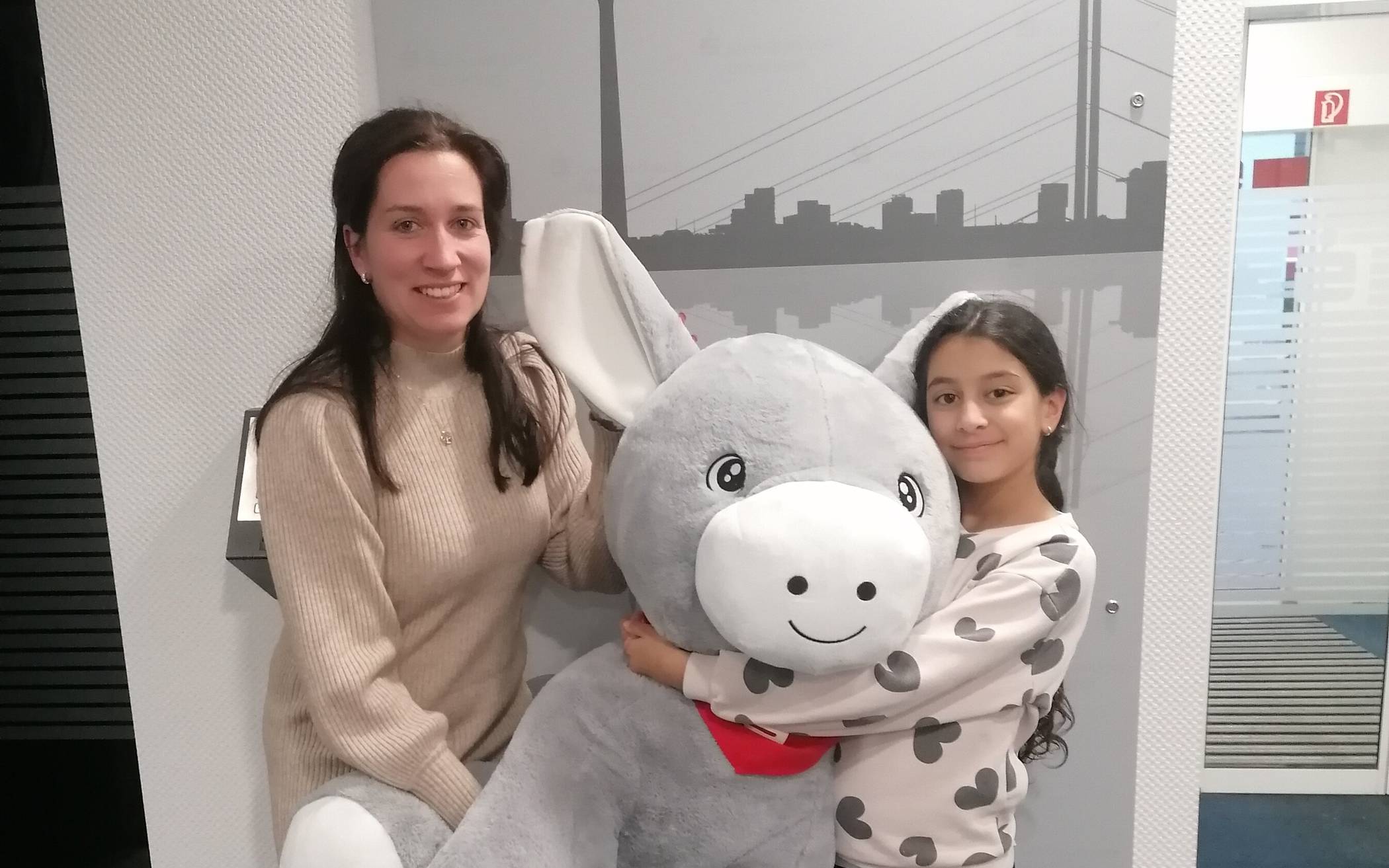  Jasmina hat den Malwettbewerb der Kreissparkasse gewonnen und erhält den XXL-Esel Olli von Christina Biedebach.  