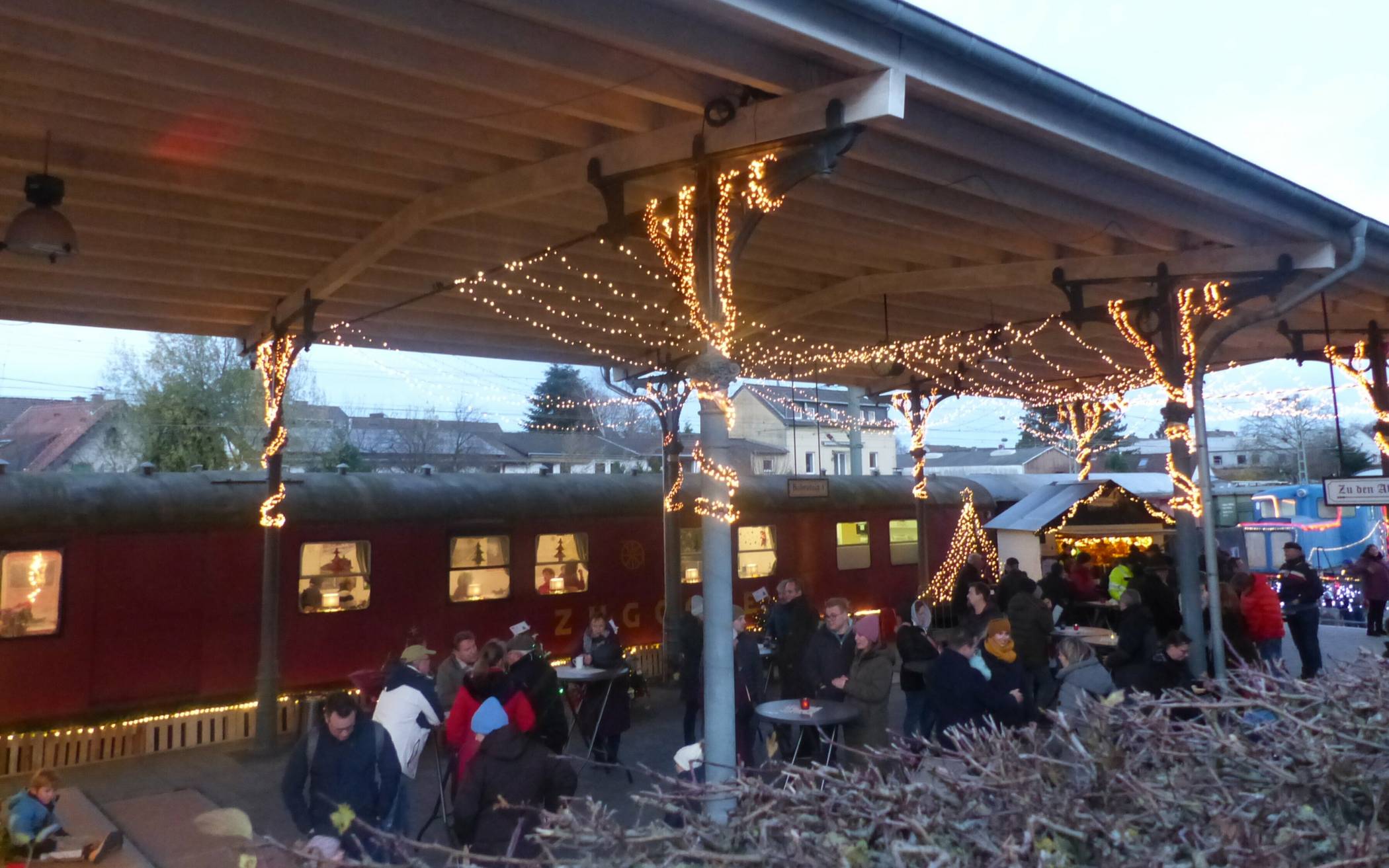 Garantierte Weihnachtsstimmung beim Weihnachtsmarkt am Lokschuppen.
