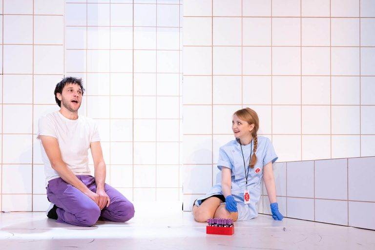  Futuristischer Theaterstart ins Jahr 2025: „Die Laborantin“ befasst sich mit Gen-Tests, die das Schicksal der Menschen beeinflusst. 