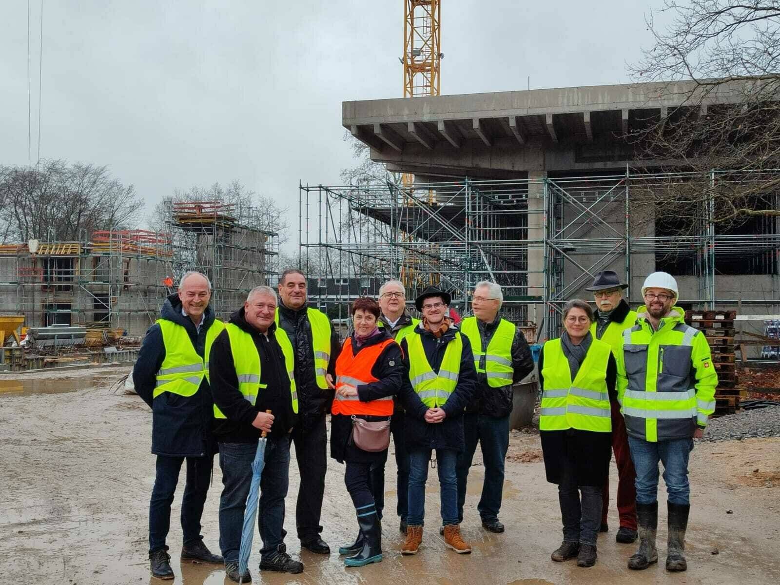  Abgeordnete der SPD Erkrath während ihrer Baustellenbesichtigung auf dem zukünftigen Campus Sandheide. 