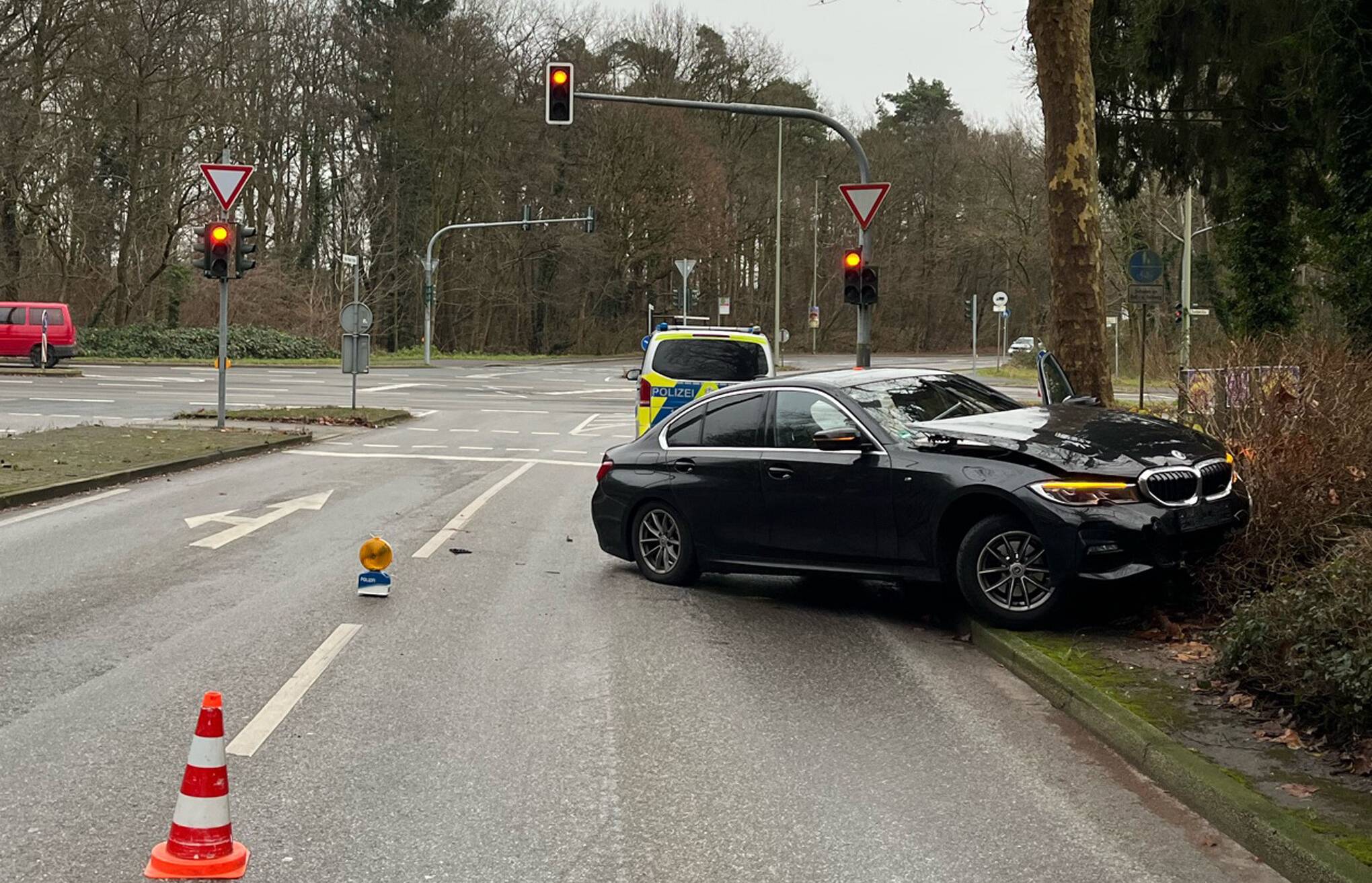 In Hochdahl verunfallte ein 29-Jähriger, nachdem dieser vor einer Verkehrskontrolle der Polizei geflohen war. Es entstand ein hoher Sachschaden.