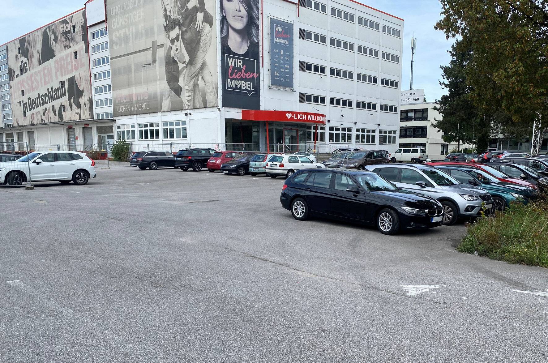 Am Standort des ehemaligen Möbelhauses Flamme an der Heinrich-Hertz-Straße in Unterfeldhaus entsteht ein neues Rechenzentrum, über dessen Abwärme die Wärmeversorgung des Gewerbegebietes Unterfeldhaus klimafreundlicher werden soll.