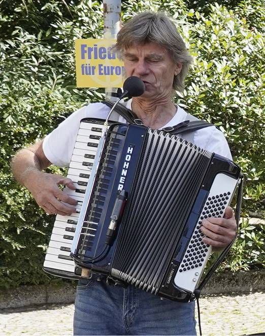 Witz, Charme und flotte Musik zum Jahresauftakt