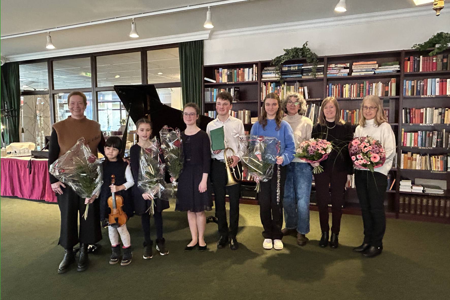 Die Erkrather Jugendmusikschule hat ein Konzert im Erkrather Rosenhof gegeben  (v.l.n.r.): Violinlehrerin Susanne Rosenstock, Christine Teinze, Johanna Kuschel, Sophia und Jonas Amelingmeyer, Smilla Dahl, die Musikschullehrerinnen Claudia Buchholtz-Thelen (Querflöte), Nina Hildebrand und Susanne Goldmann (Klavier).